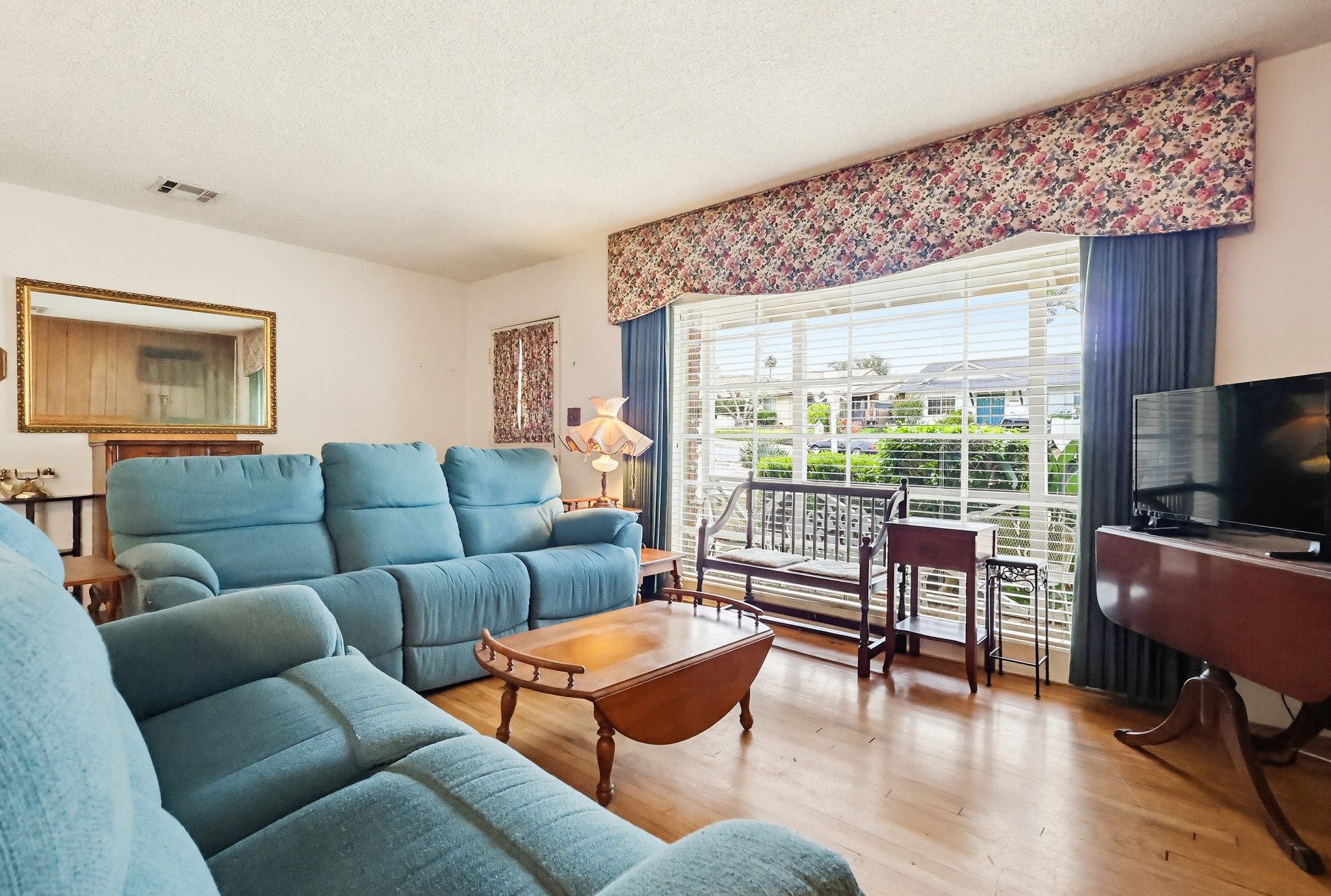 Virtual tour photo 11 of 76 for 1509 W Santa Cruz St