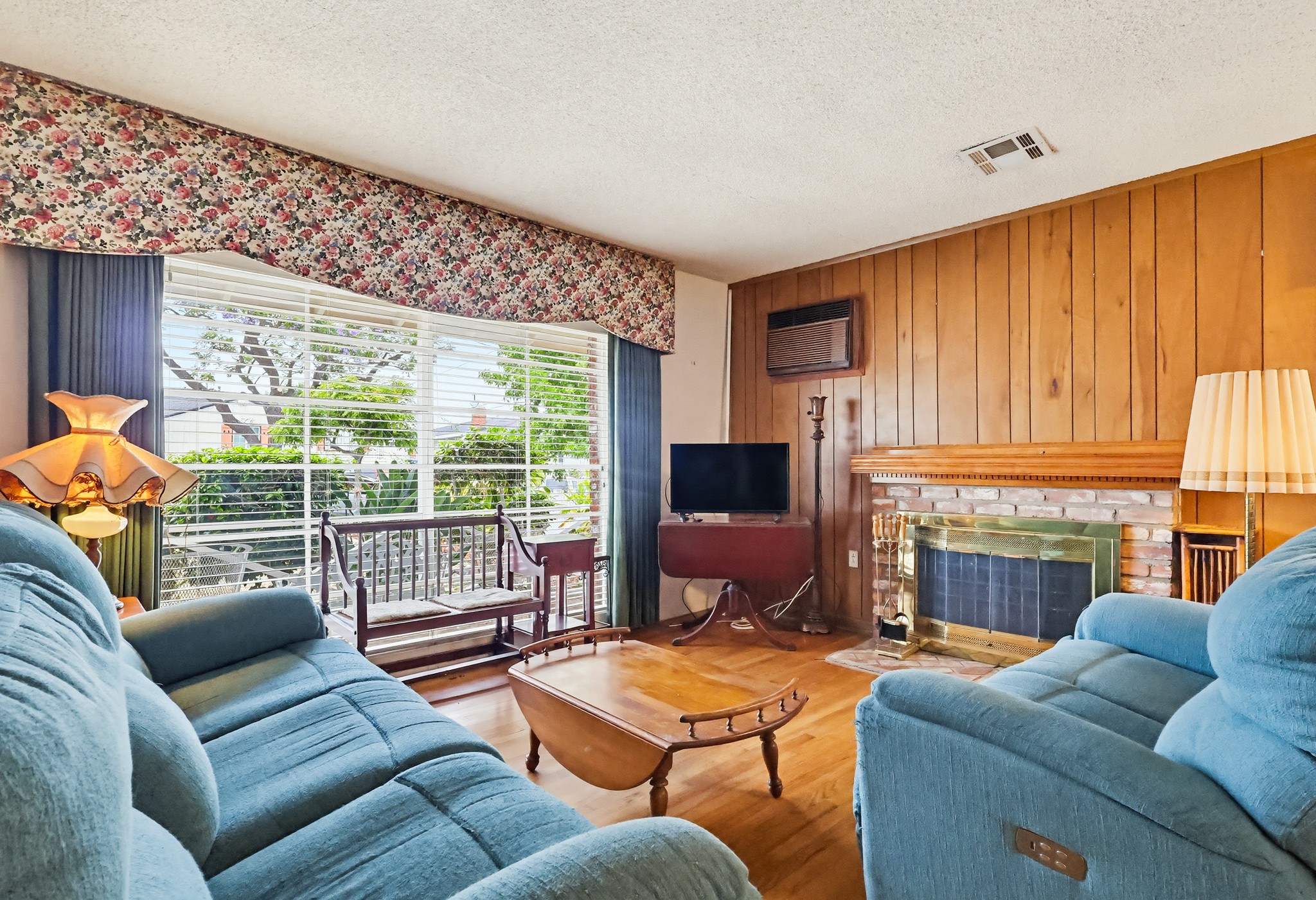 Virtual tour photo 12 of 76 for 1509 W Santa Cruz St
