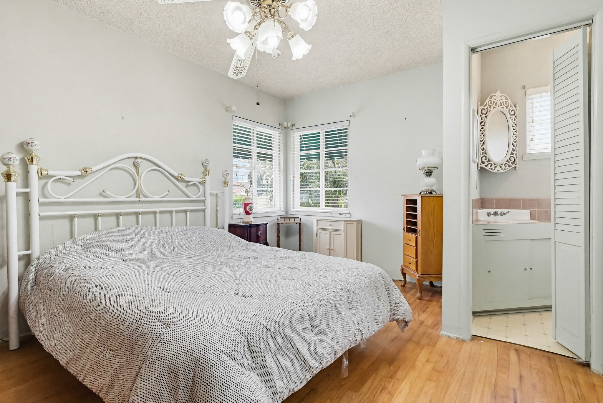 Virtual tour photo 41 of 76 for 1509 W Santa Cruz St