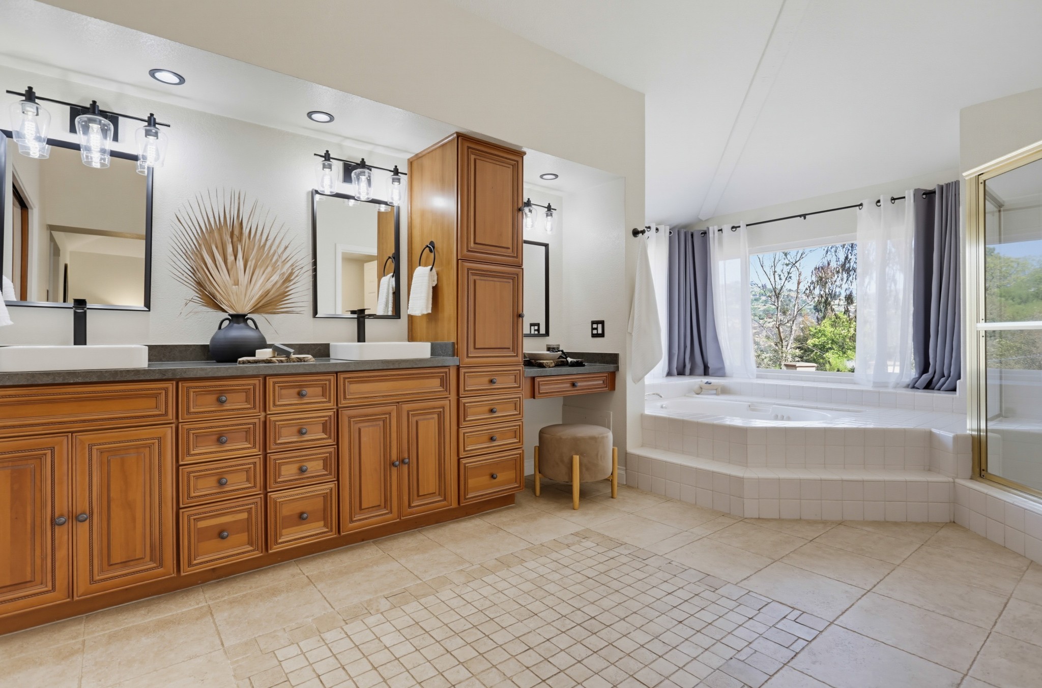 Virtual tour photo 31 of 52 for 15311 Crestview Ct