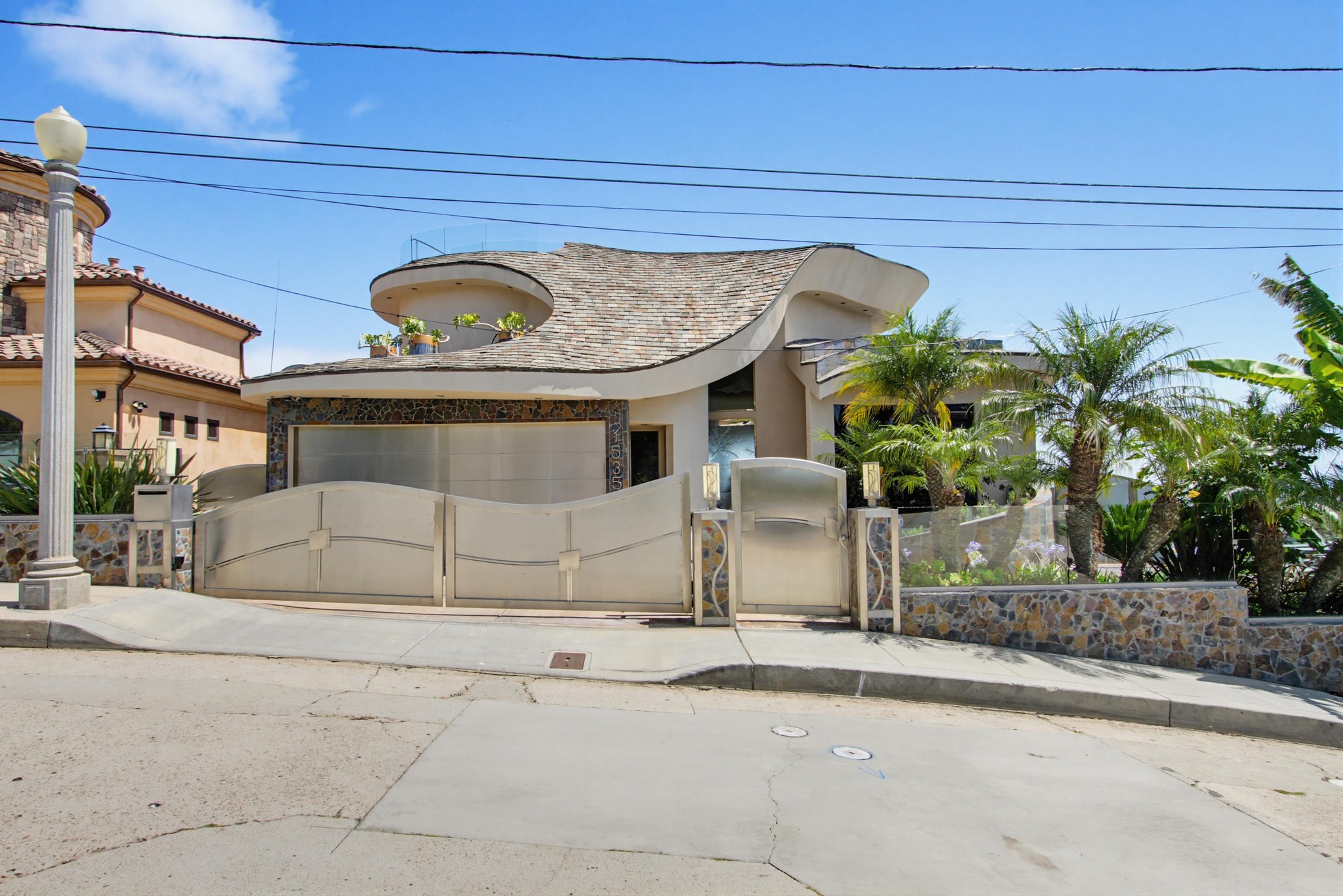 Virtual tour photo 3 of 98 for 1535 Loring St