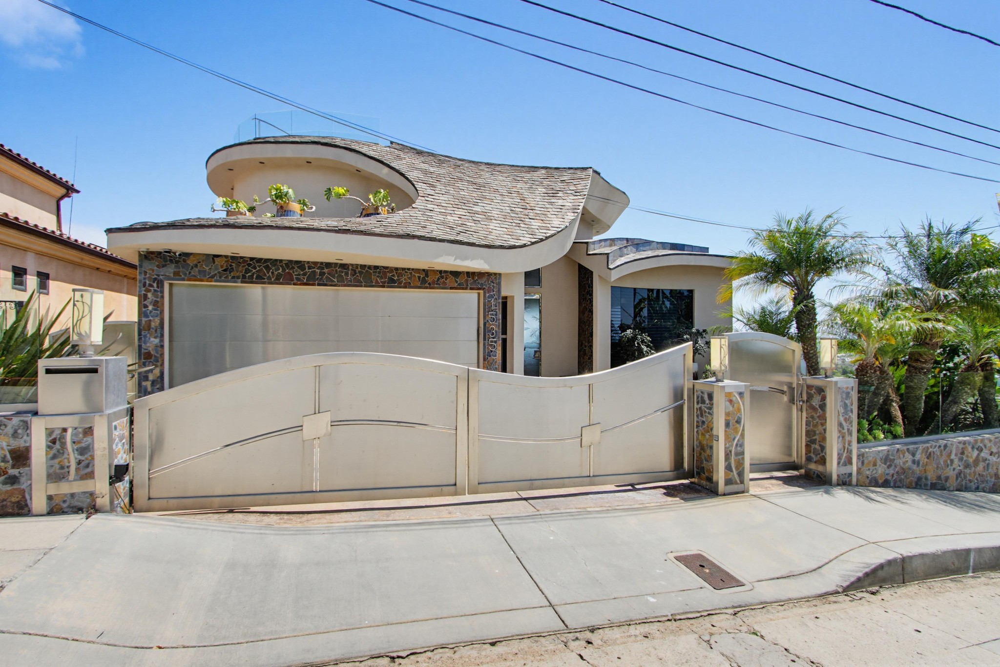 Virtual tour photo 4 of 98 for 1535 Loring St