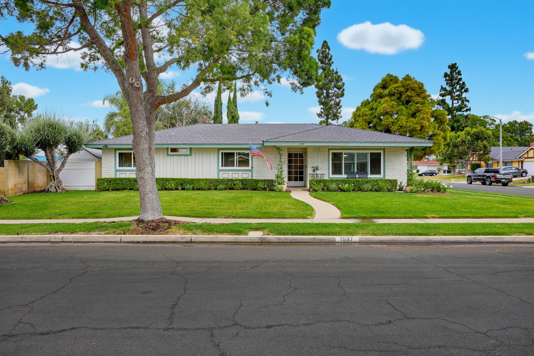 Virtual tour photo 1 of 65 for 1537 Yellowstone Ave