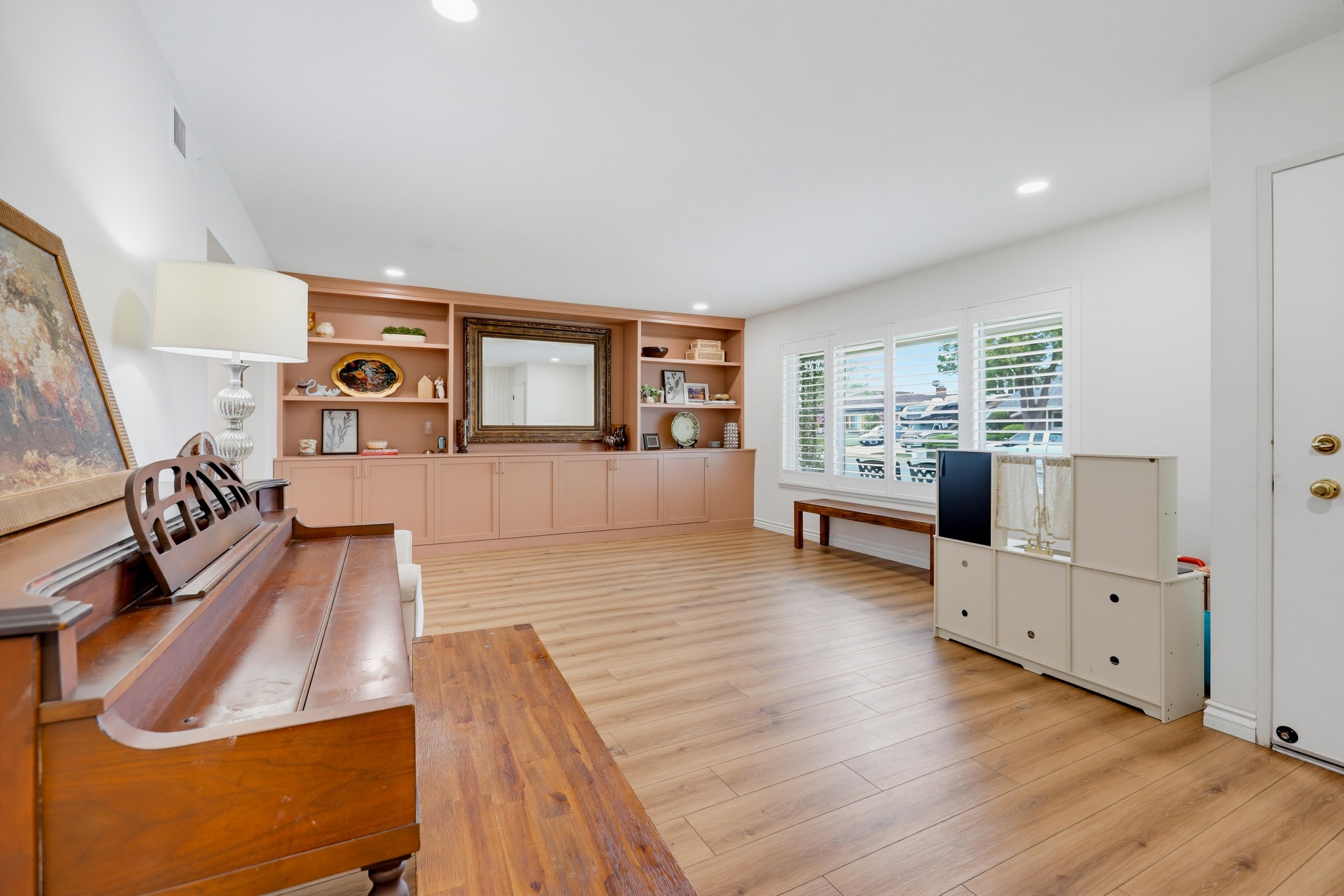 Virtual tour photo 9 of 65 for 1537 Yellowstone Ave