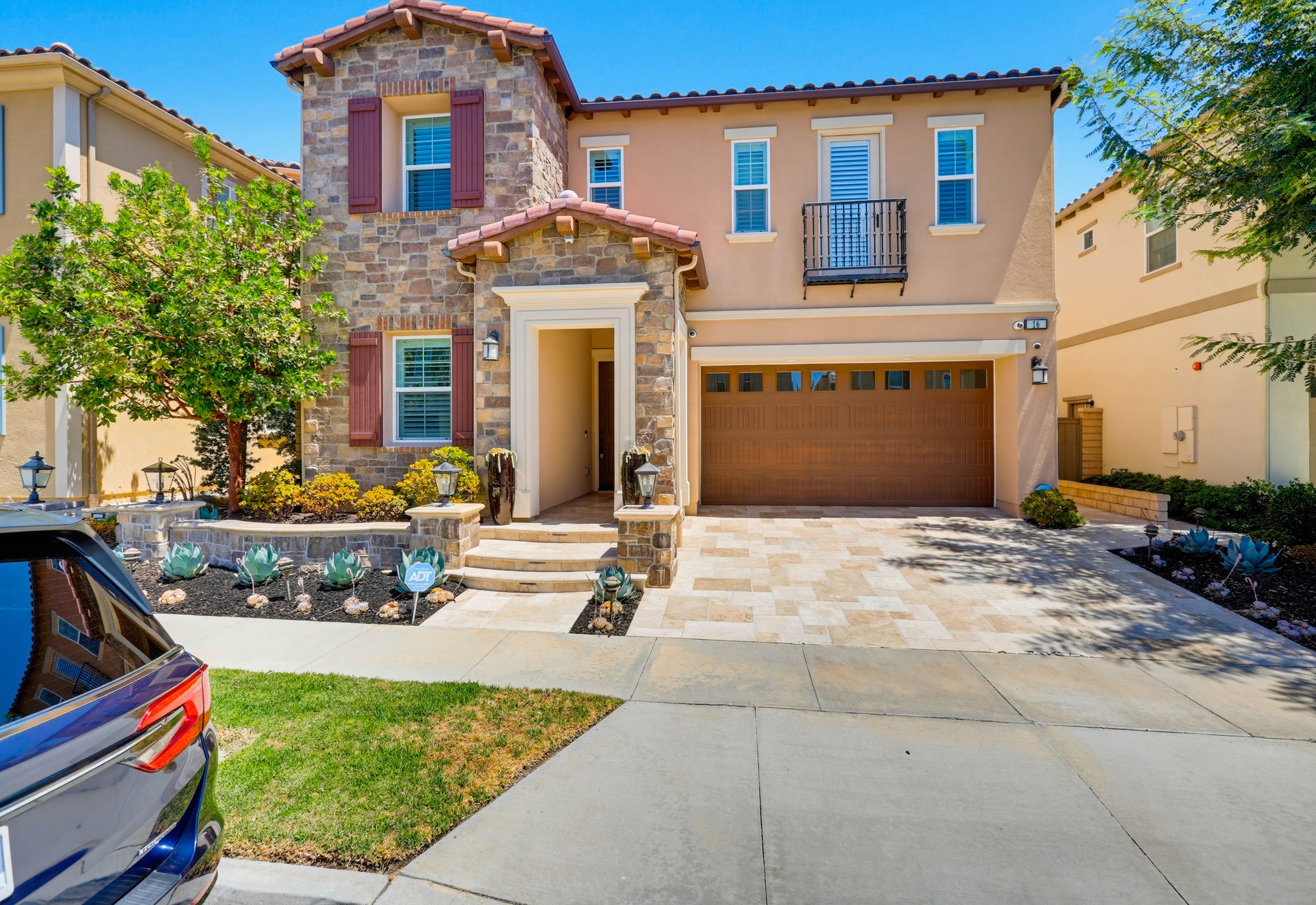 Virtual tour photo 1 of 105 for 16 Lark