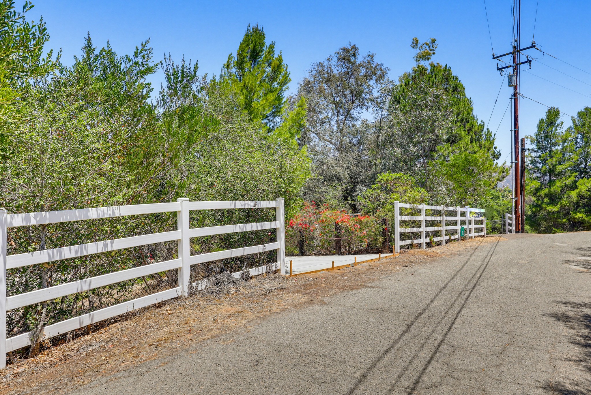 Virtual tour photo 3 of 90 for 160 Scottford Dr