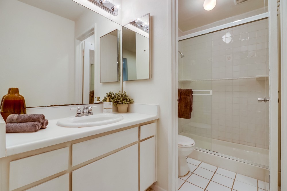 Virtual tour photo 23 of 30 for 1605 Hotel Cir S