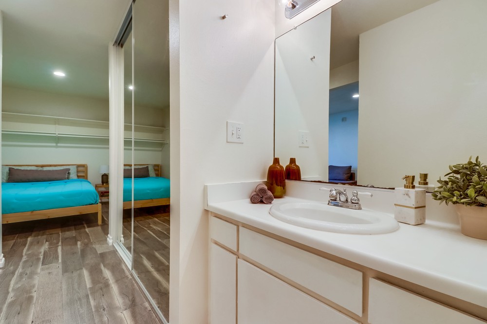 Virtual tour photo 25 of 30 for 1605 Hotel Cir S