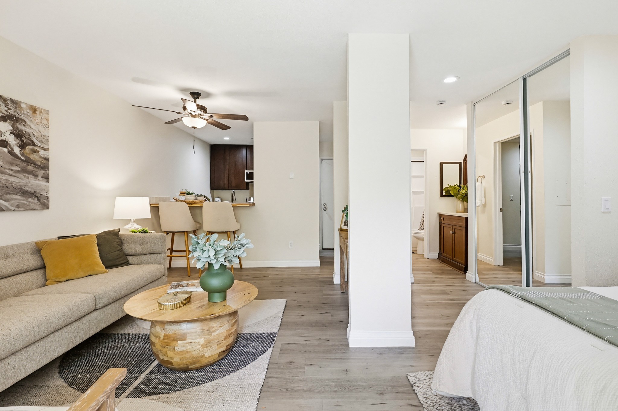 Virtual tour photo 13 of 60 for 1605 Hotel Cir S