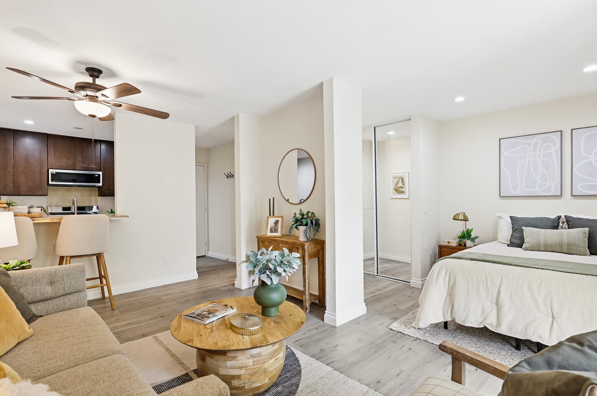 Virtual tour photo 14 of 60 for 1605 Hotel Cir S