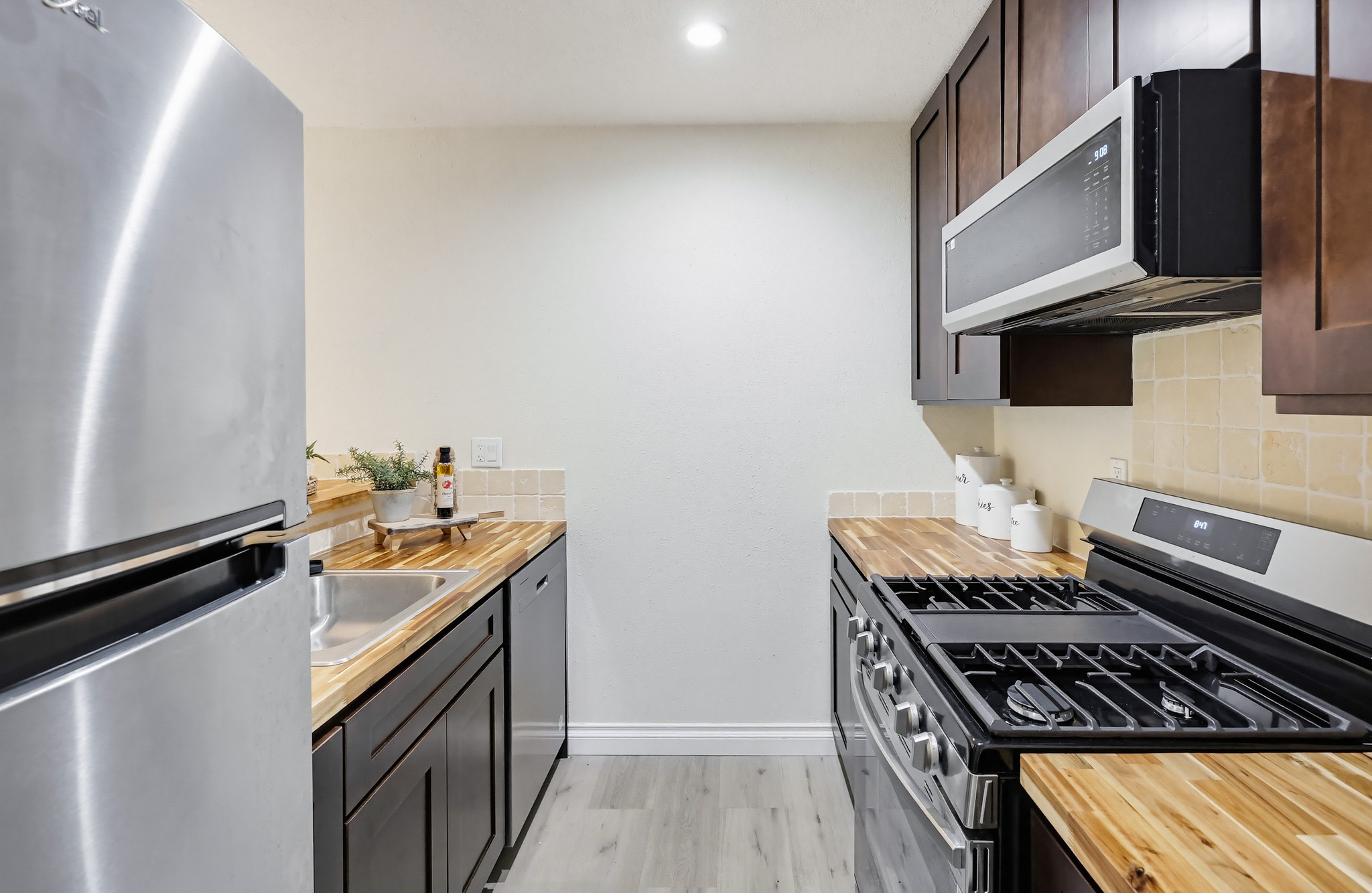 Virtual tour photo 17 of 60 for 1605 Hotel Cir S