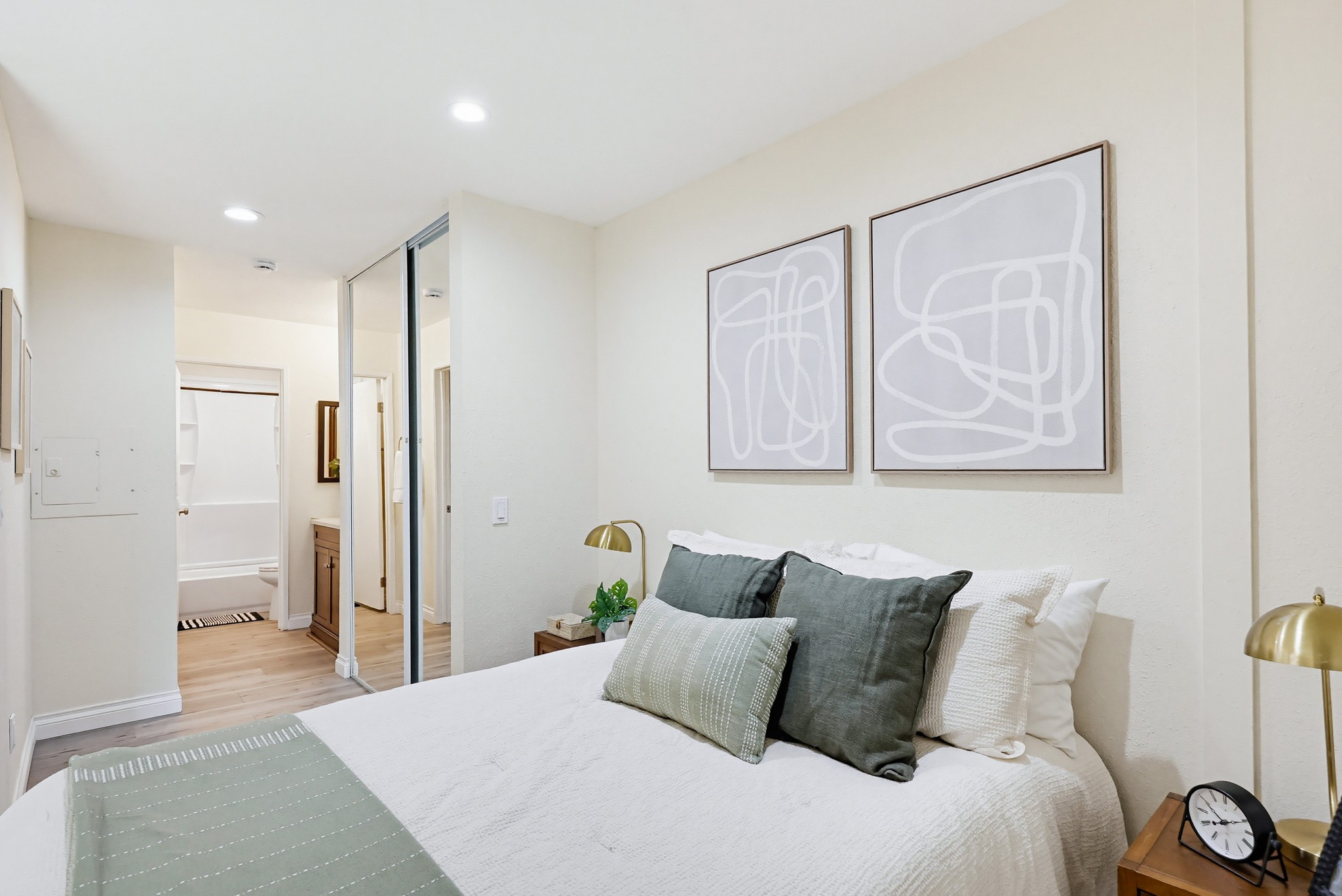 Virtual tour photo 27 of 60 for 1605 Hotel Cir S