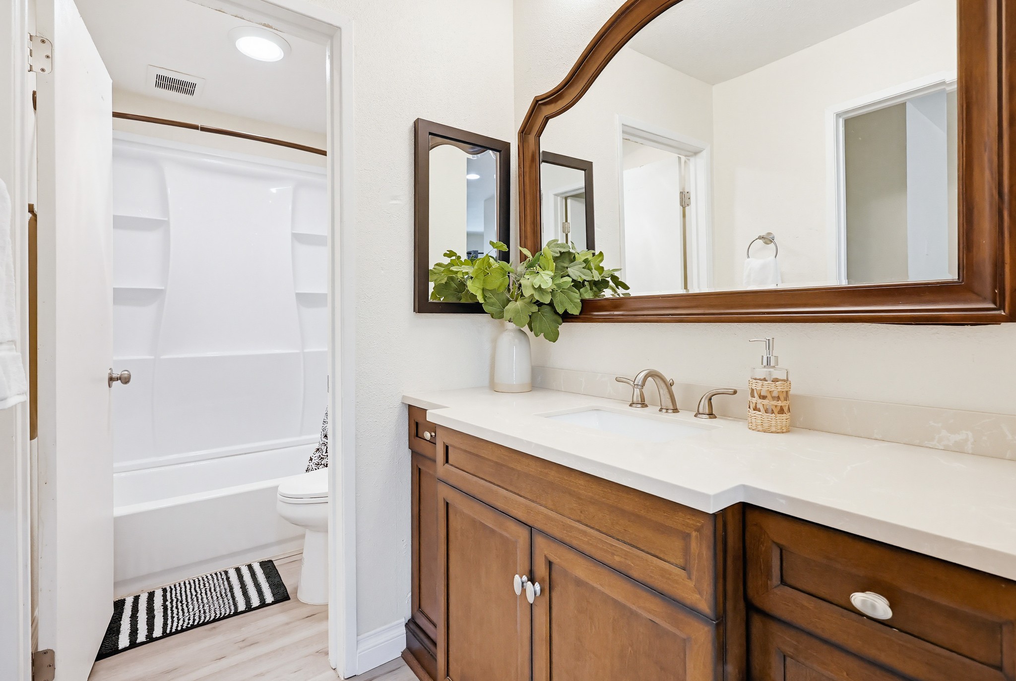 Virtual tour photo 32 of 60 for 1605 Hotel Cir S