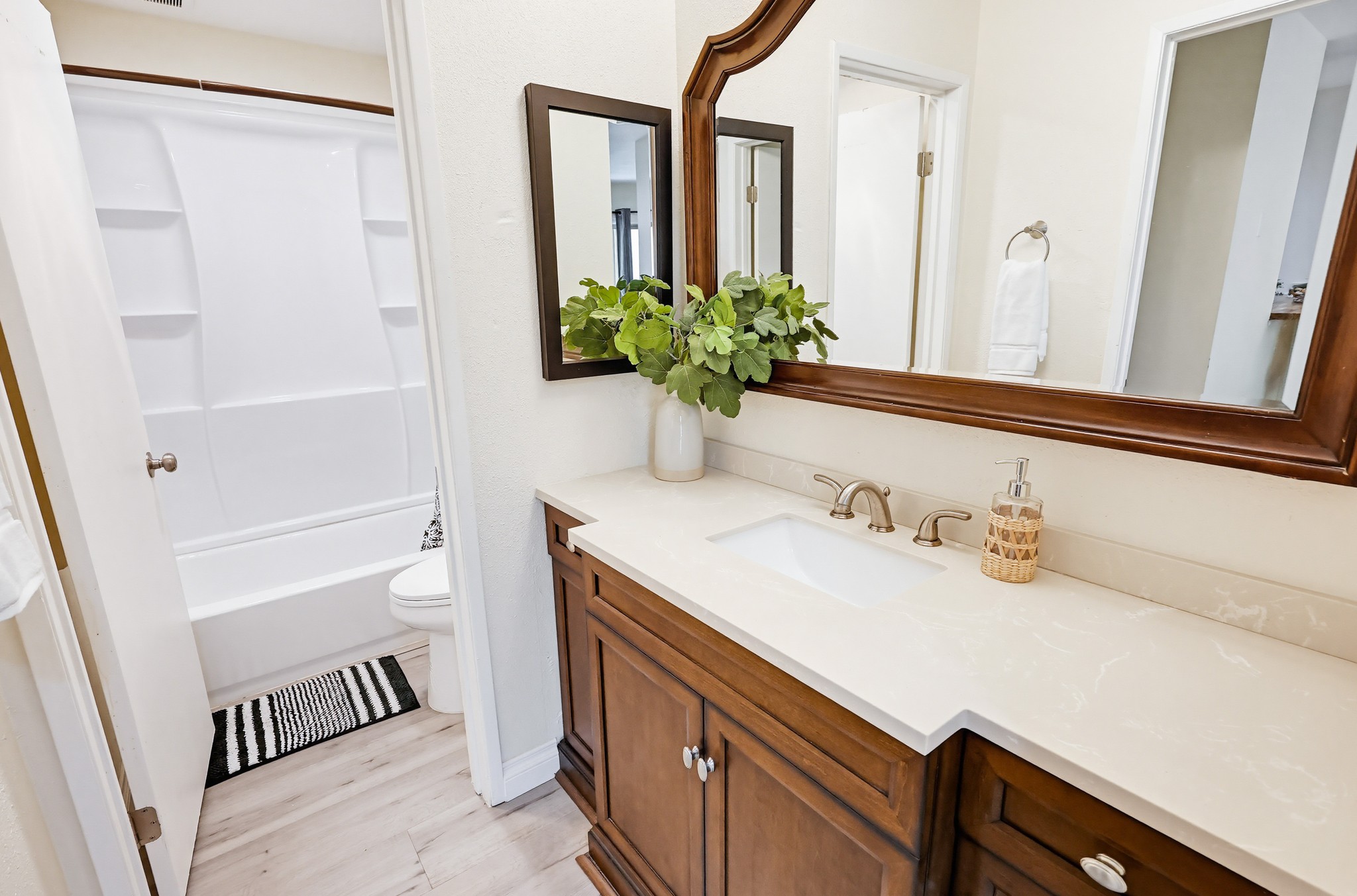 Virtual tour photo 33 of 60 for 1605 Hotel Cir S