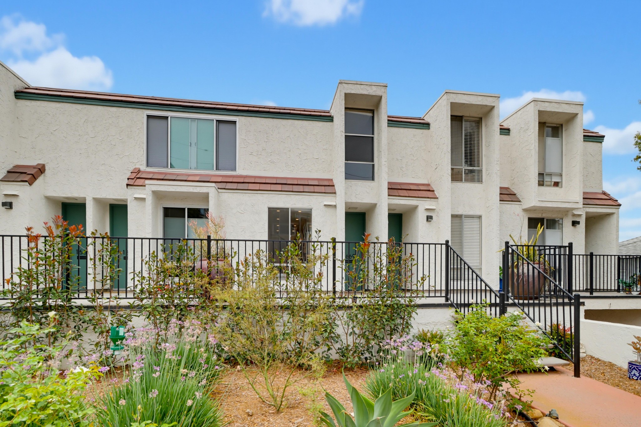 Virtual tour photo 3 of 36 for 1669 Guy St