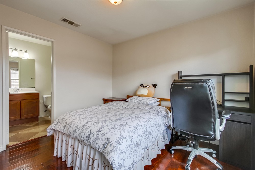 Virtual tour photo 33 of 41 for 16916 Hutchins Landing UNIT 65