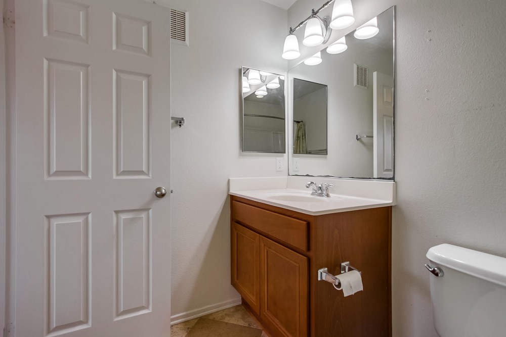Virtual tour photo 36 of 41 for 16916 Hutchins Landing UNIT 65