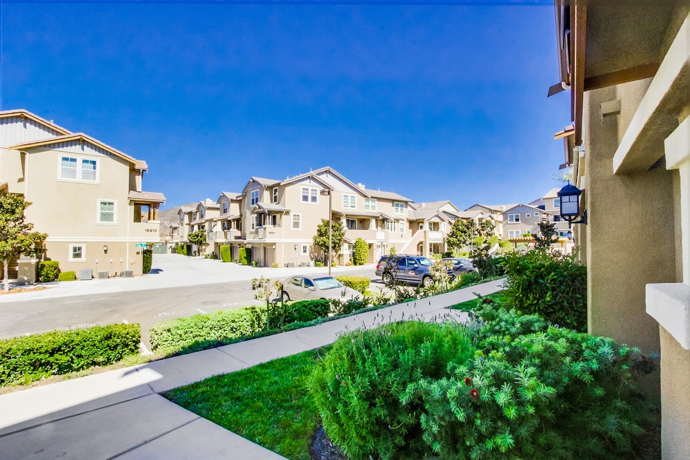 Virtual tour photo 9 of 52 for 16937 Hutchins Landing #82
