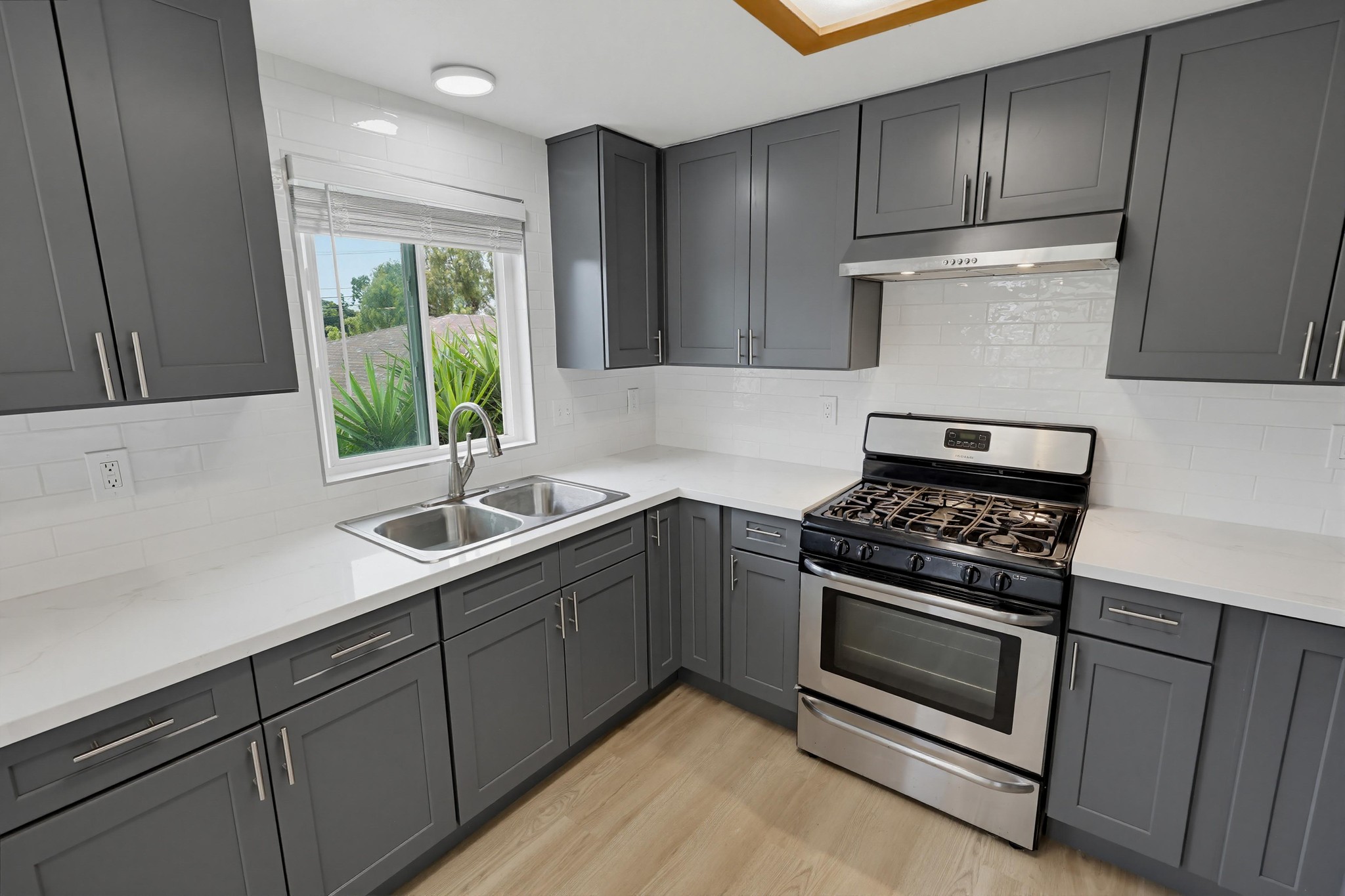 Virtual tour photo 17 of 41 for 1722-24 Elm Ave b