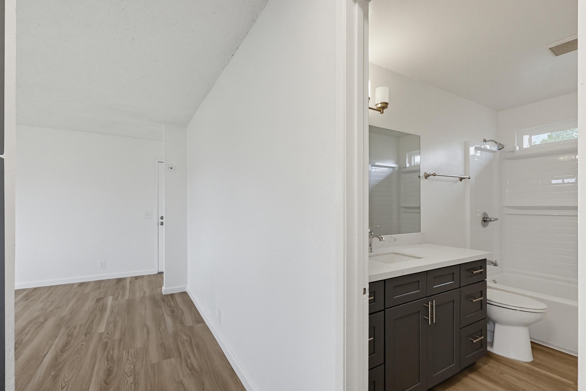 Virtual tour photo 30 of 41 for 1722-24 Elm Ave b