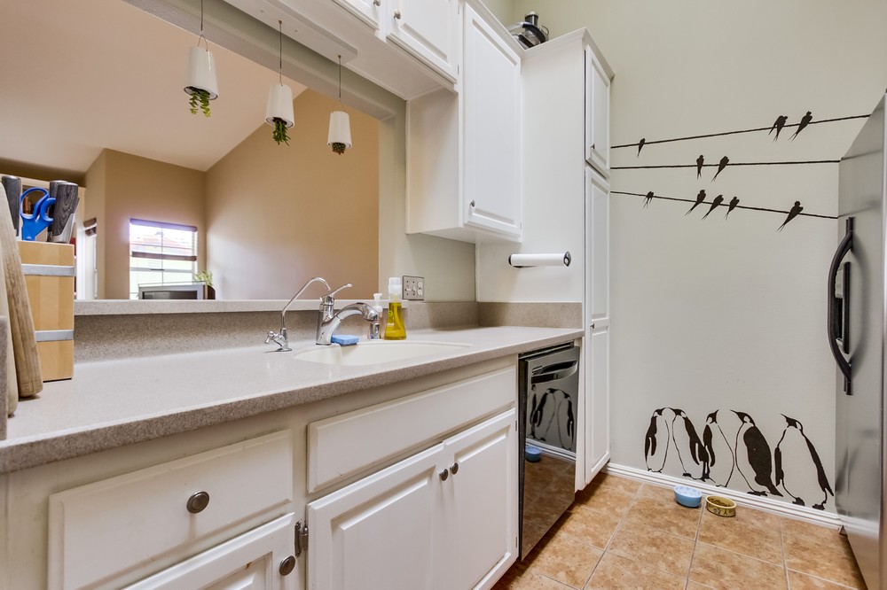Virtual tour photo 12 of 27 for 1727 Essex Street #2