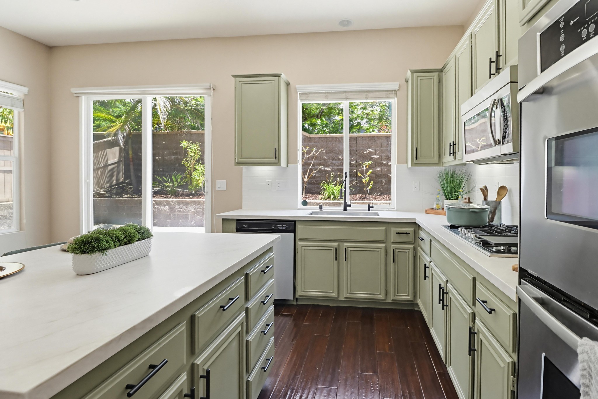 Virtual tour photo 27 of 79 for 1733 Thompson Ave