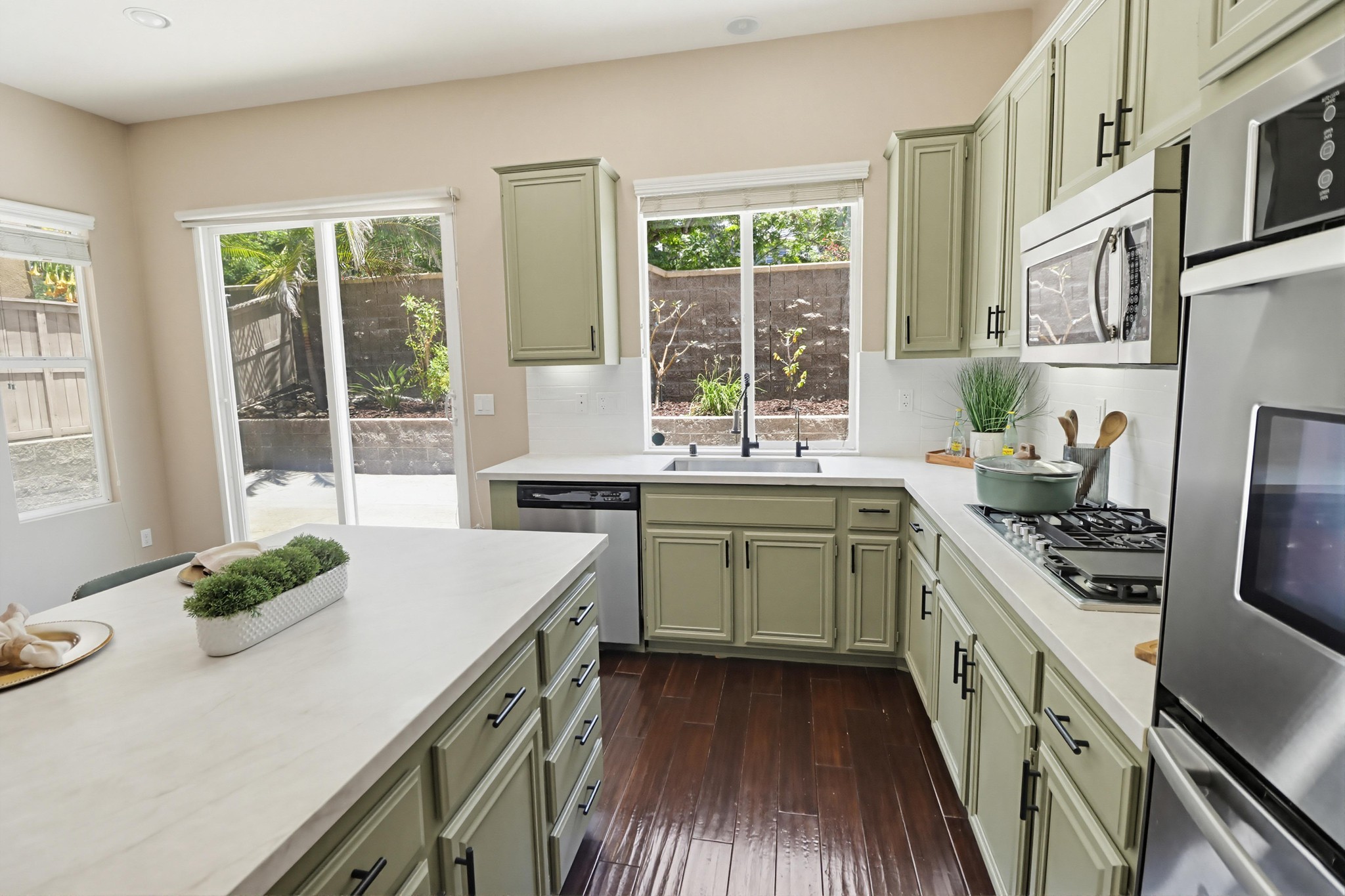 Virtual tour photo 28 of 79 for 1733 Thompson Ave