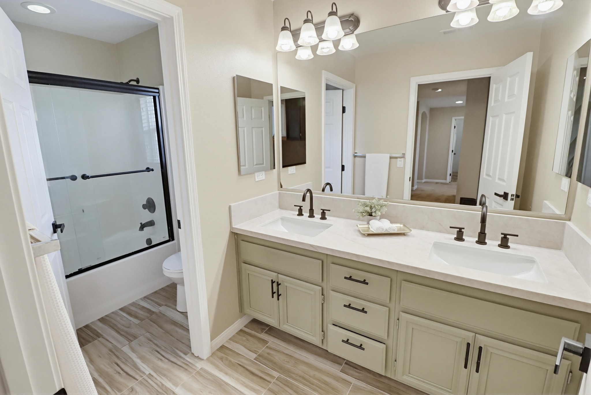 Virtual tour photo 48 of 79 for 1733 Thompson Ave