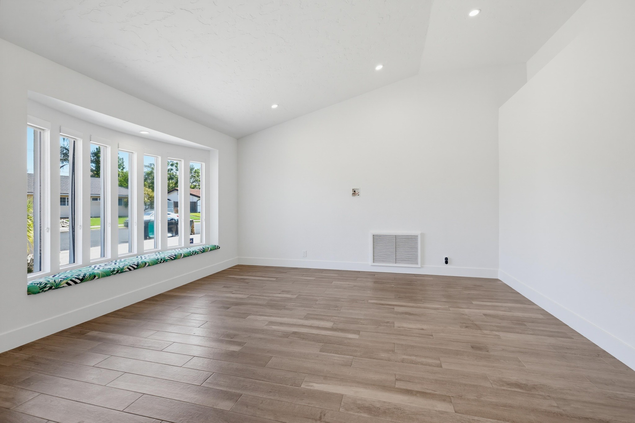 Virtual tour photo 12 of 95 for 17372 Rainier Dr
