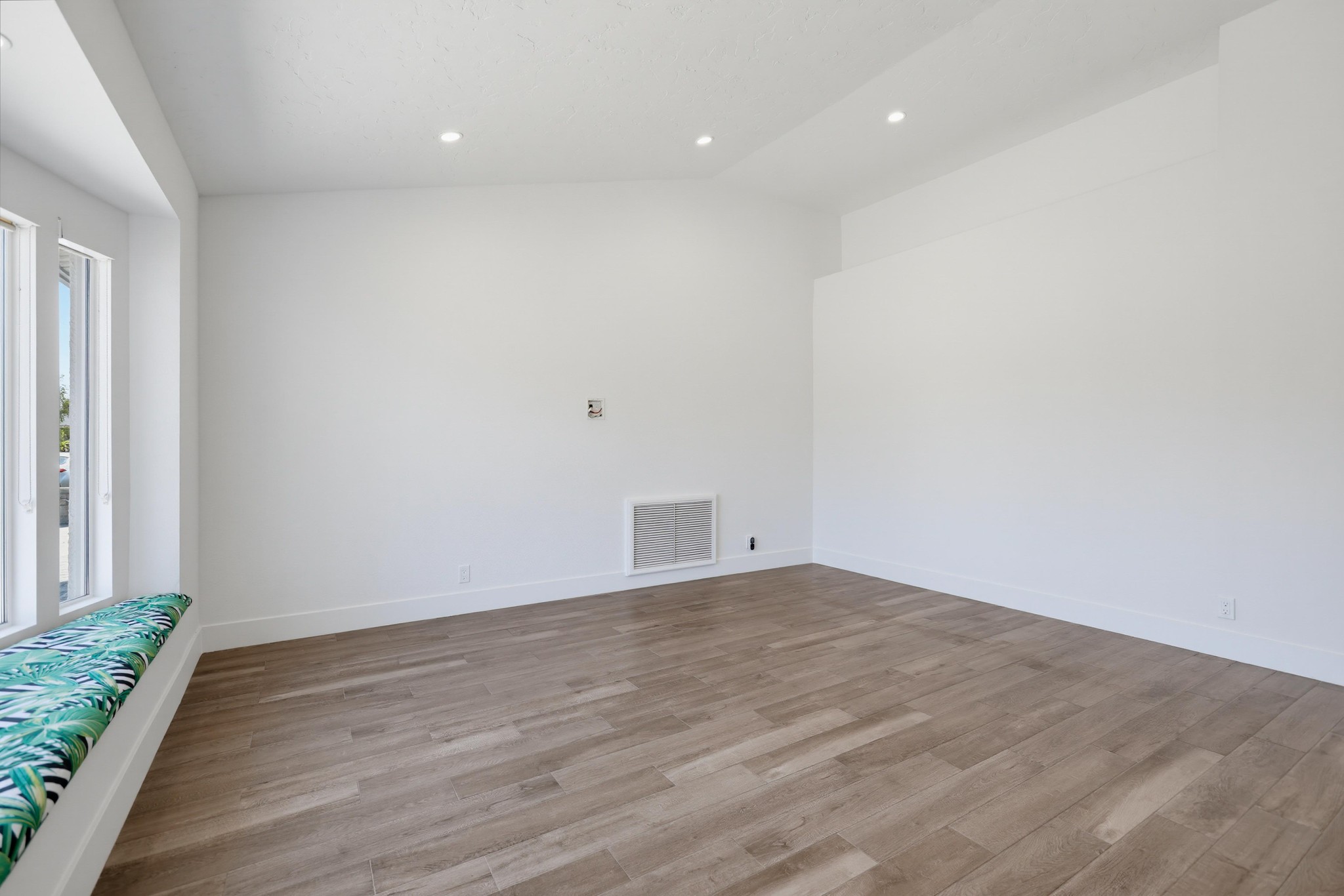 Virtual tour photo 13 of 95 for 17372 Rainier Dr