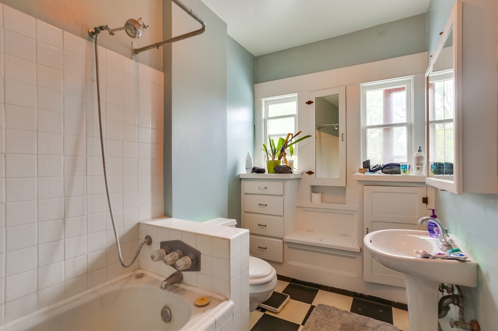 Virtual tour photo 37 of 67 for 1752 W Lewis St