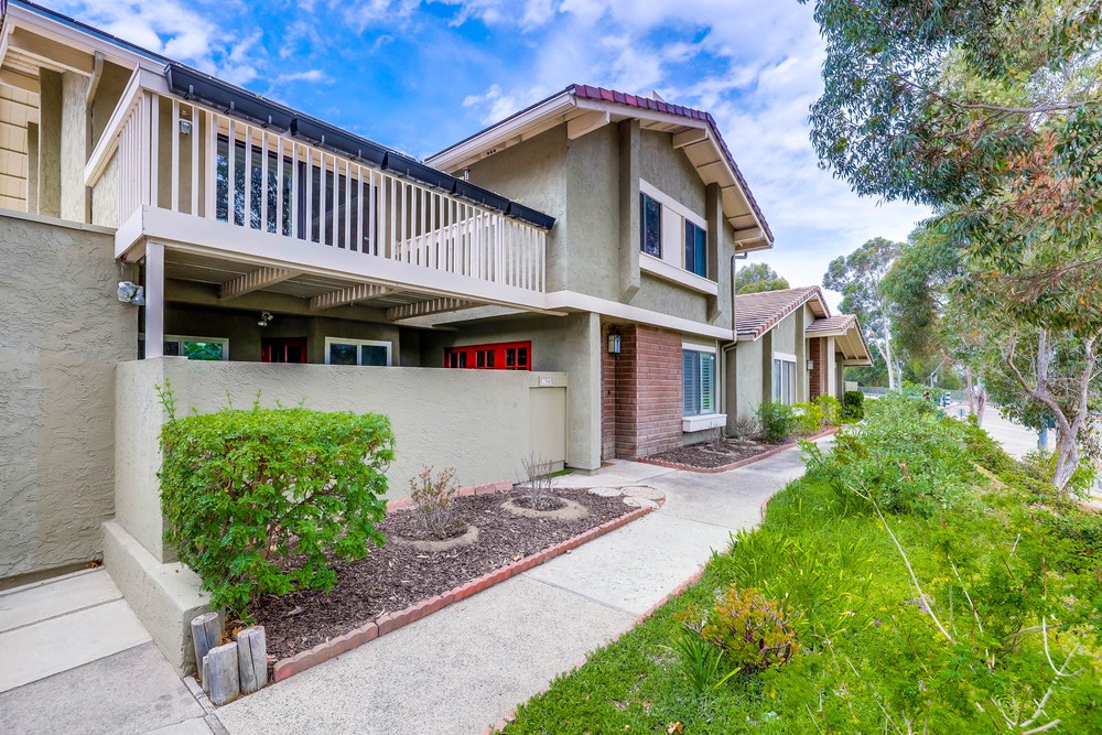 Virtual tour photo 1 of 40 for 17565 Fairlie Rd