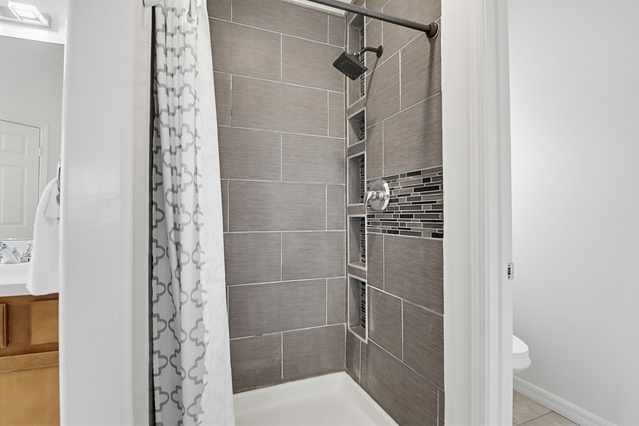 Virtual tour photo 32 of 50 for 1774 Elm Ave