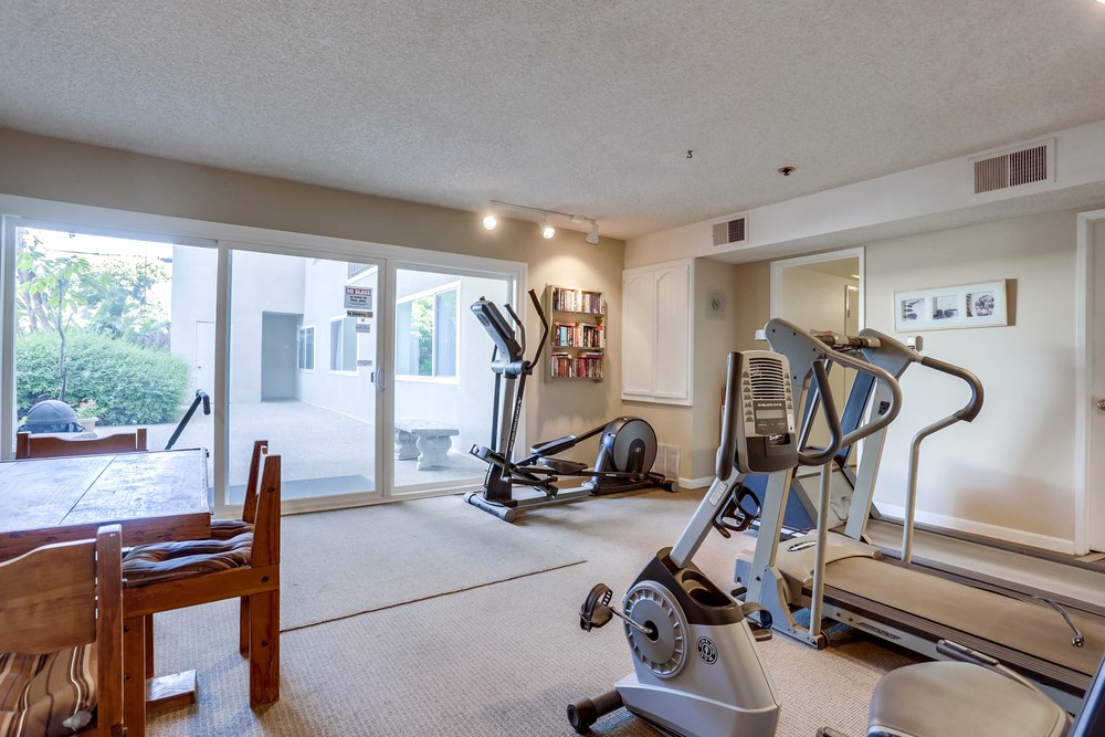 Virtual tour photo 31 of 36 for 1830 Thomas Ave #2f