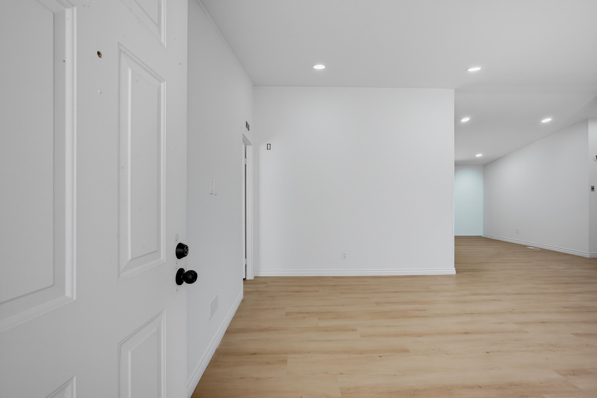 Virtual tour photo 7 of 36 for 1855 E Riverside Dr Spc 388