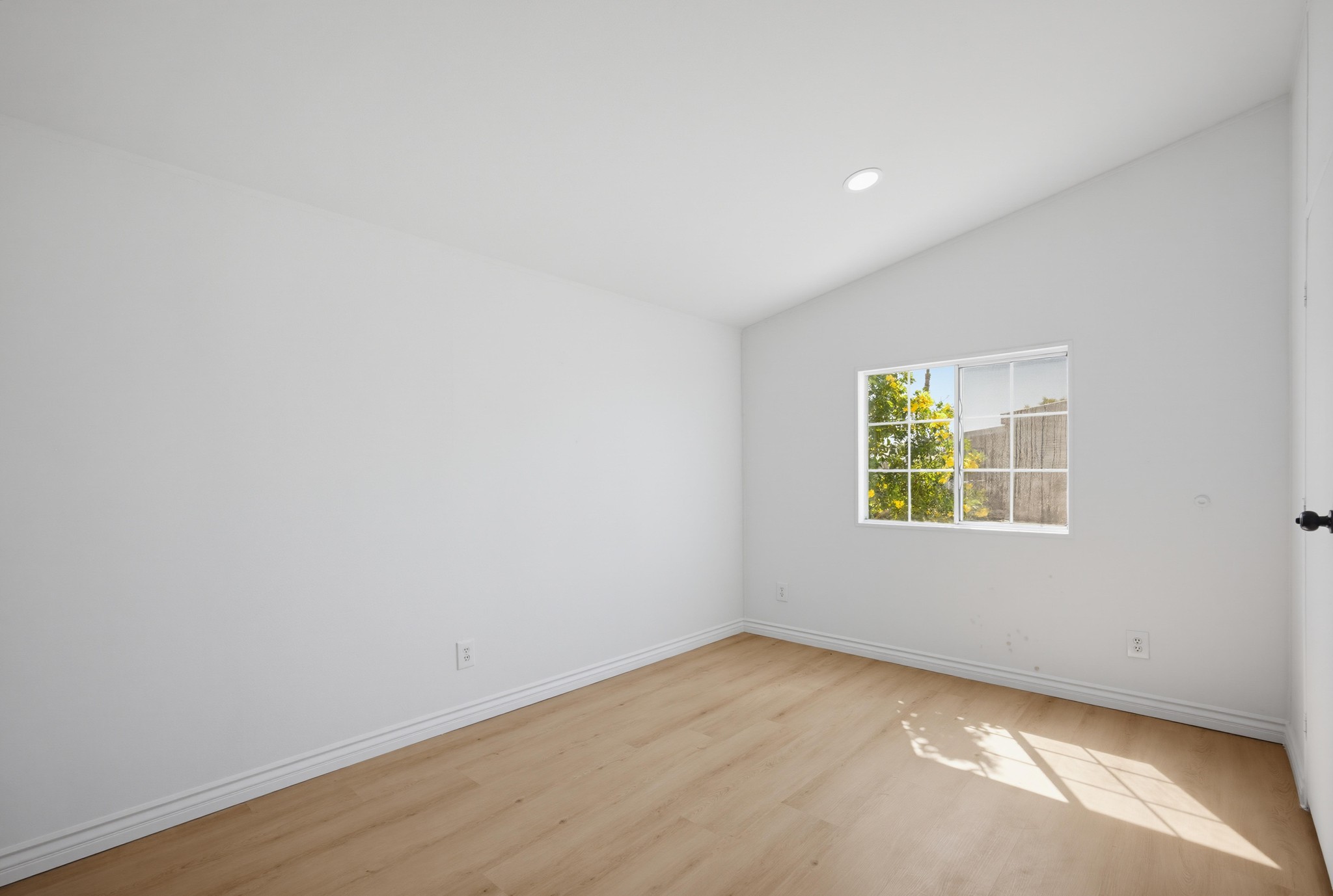 Virtual tour photo 26 of 36 for 1855 E Riverside Dr Spc 388