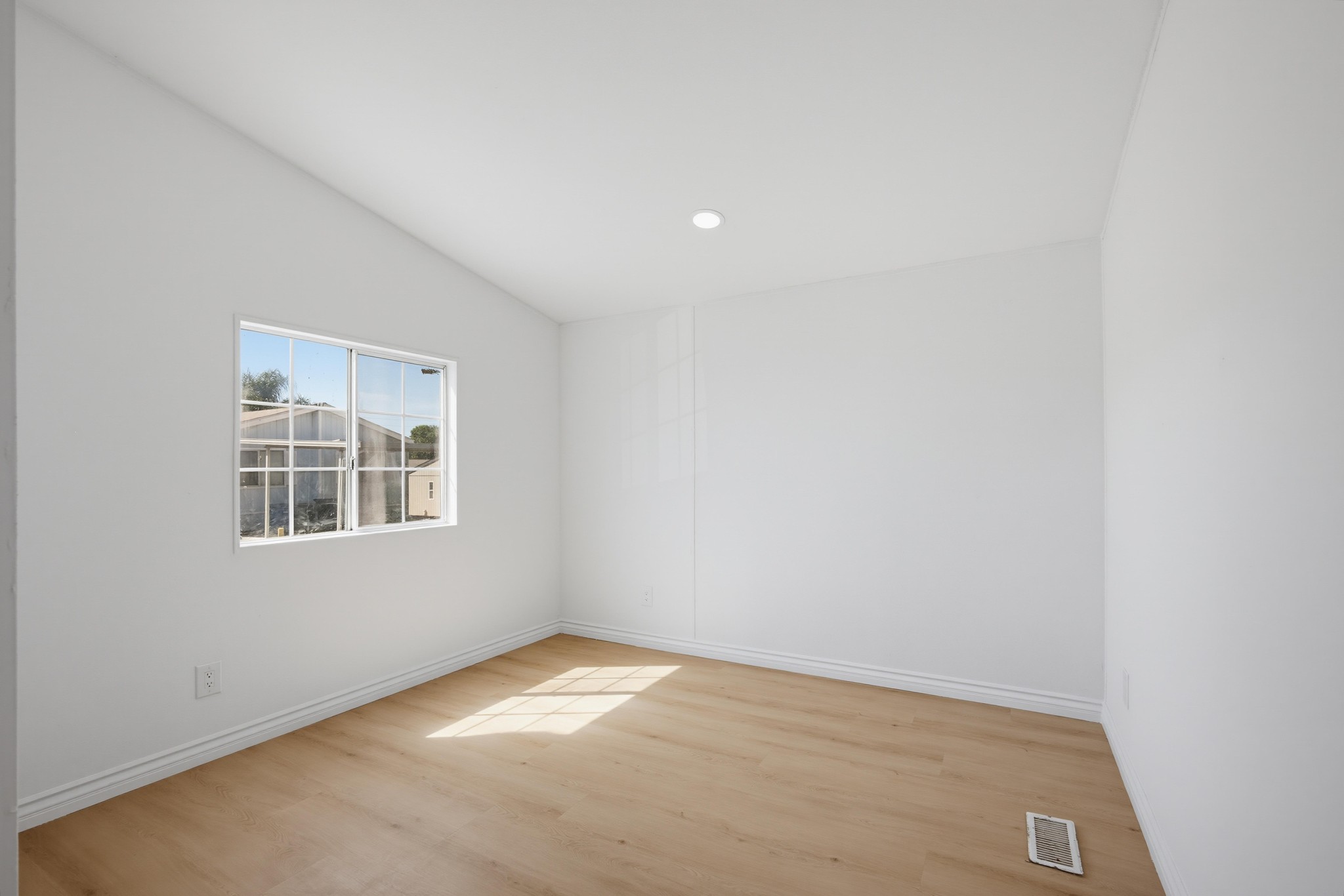 Virtual tour photo 29 of 36 for 1855 E Riverside Dr Spc 388