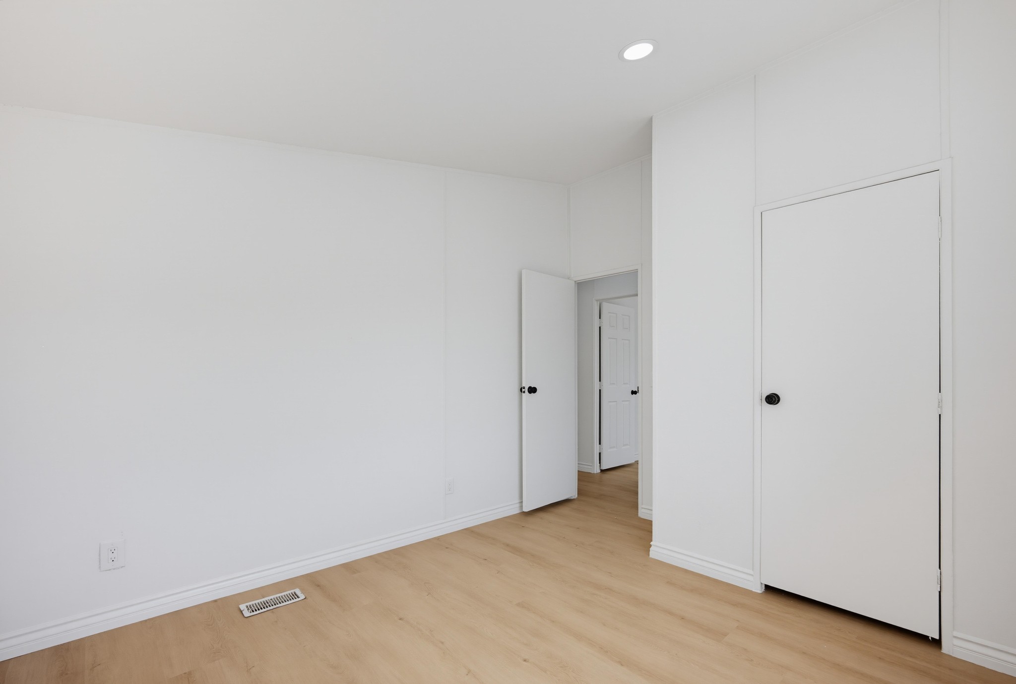 Virtual tour photo 30 of 36 for 1855 E Riverside Dr Spc 388