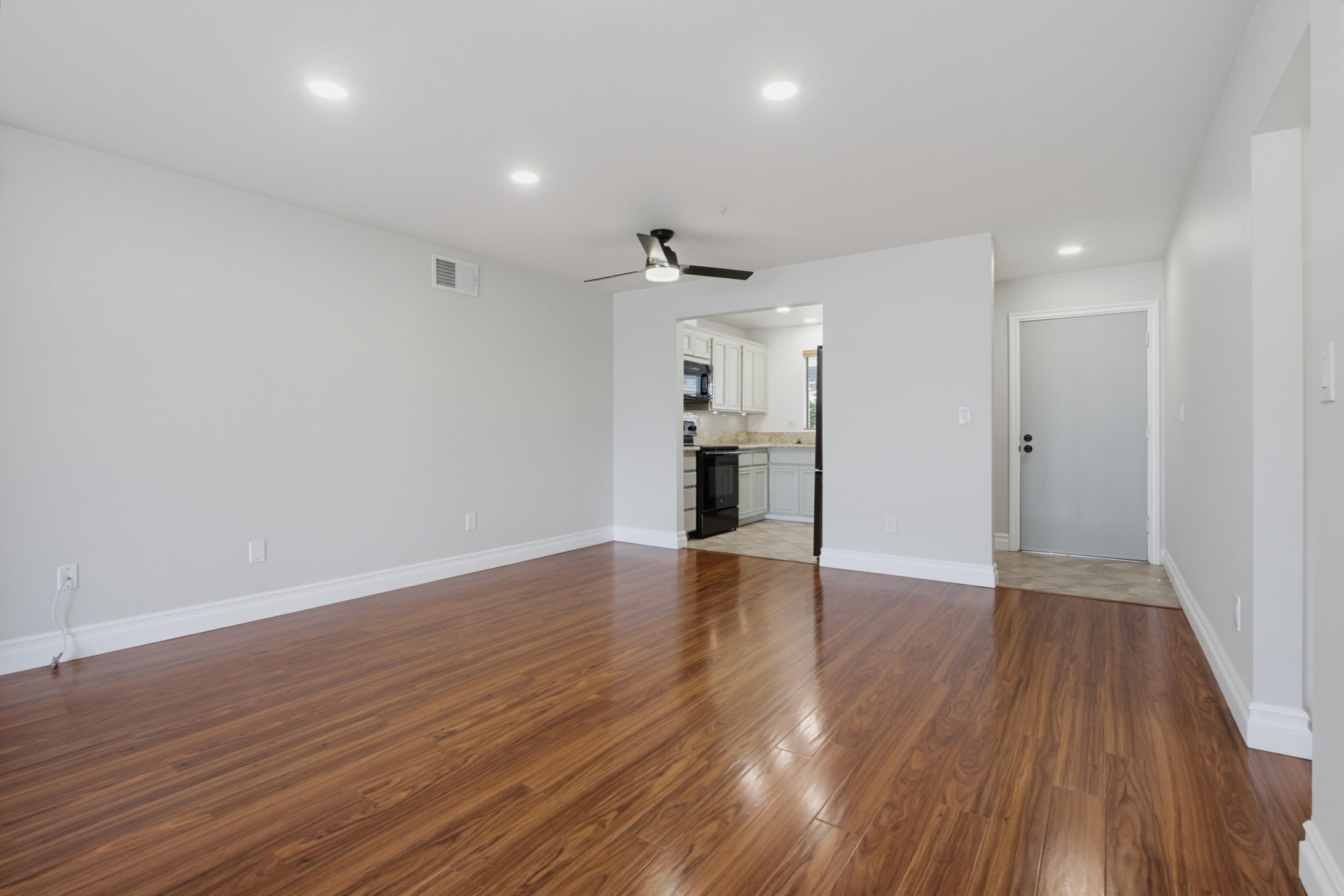 Virtual tour photo 11 of 43 for 1866 Fairway Cir Dr
