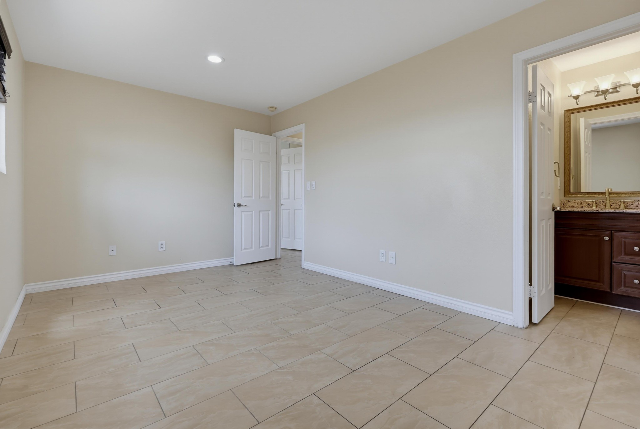 Virtual tour photo 16 of 21 for 188 S Lincoln Ave Unit 3