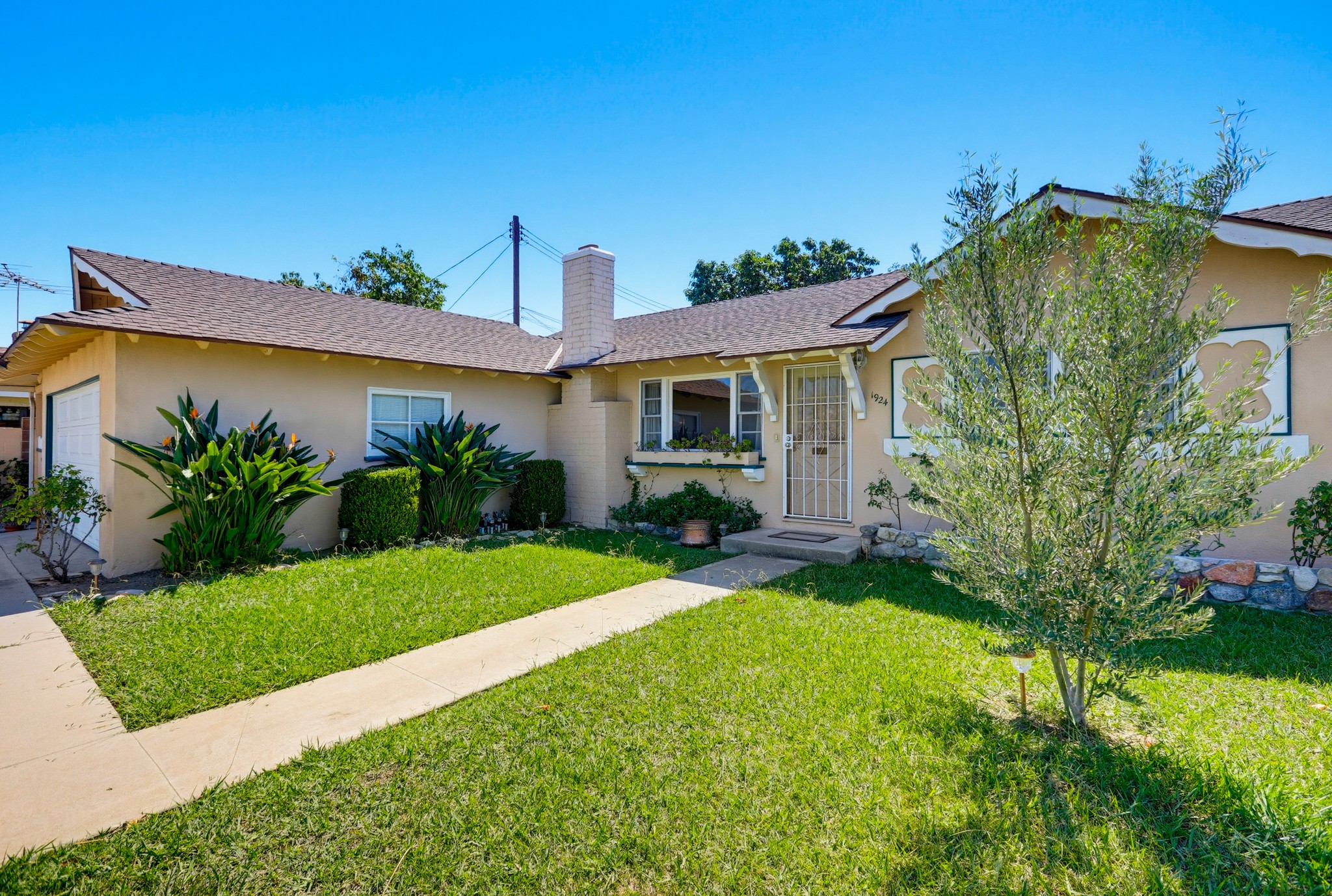 Virtual tour photo 5 of 73 for 1924 W Willow Ave