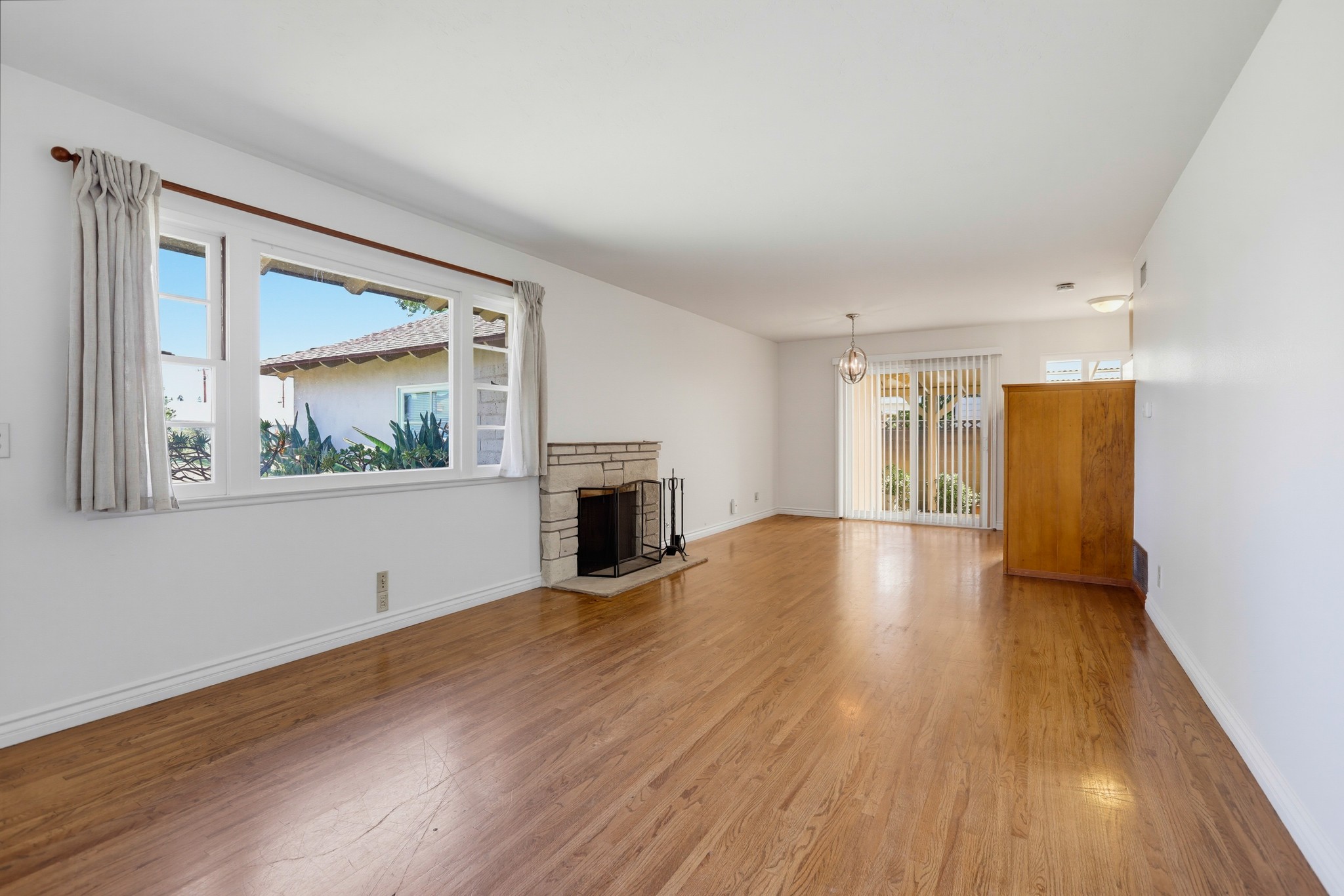 Virtual tour photo 7 of 73 for 1924 W Willow Ave