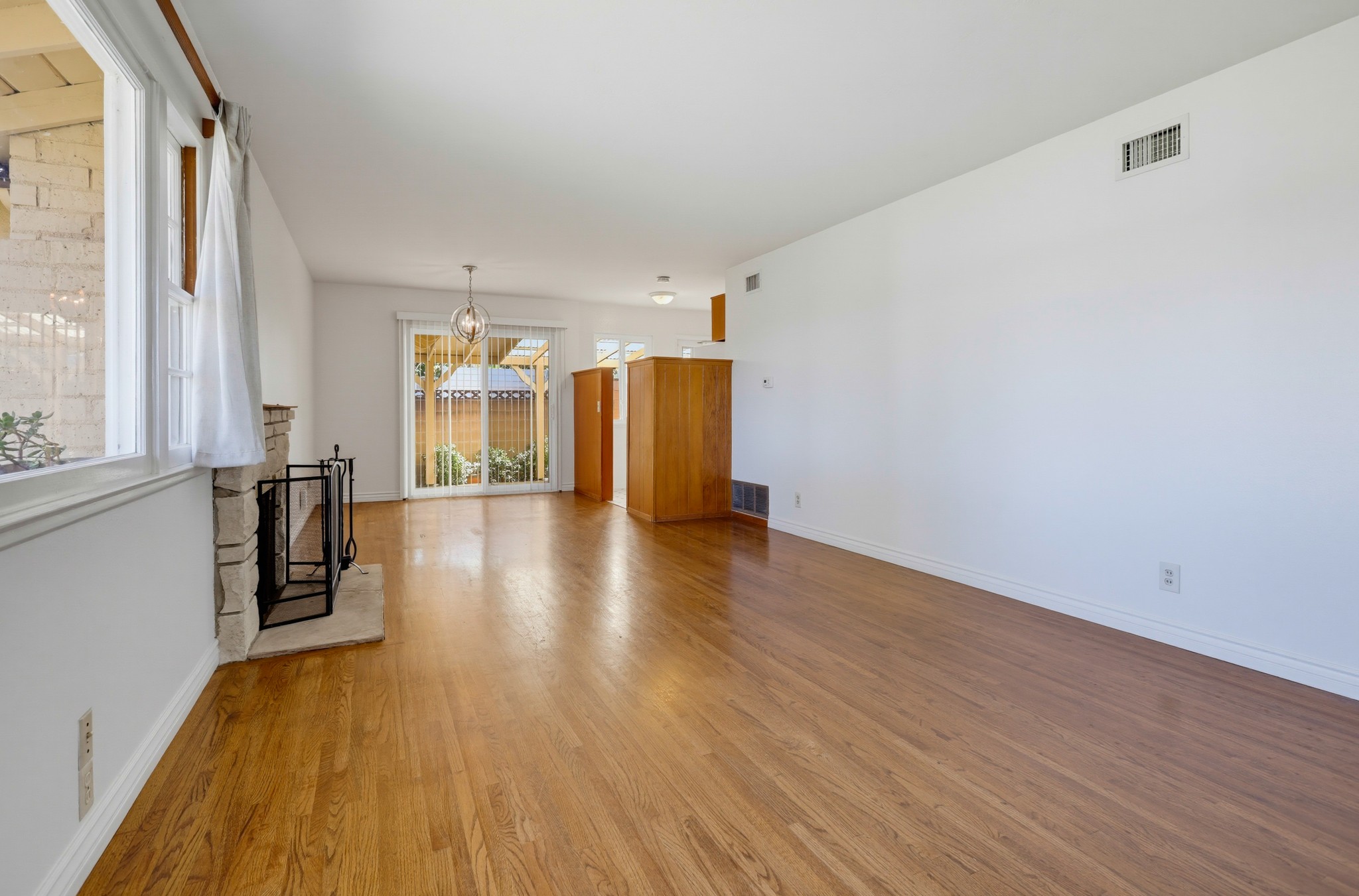 Virtual tour photo 8 of 73 for 1924 W Willow Ave