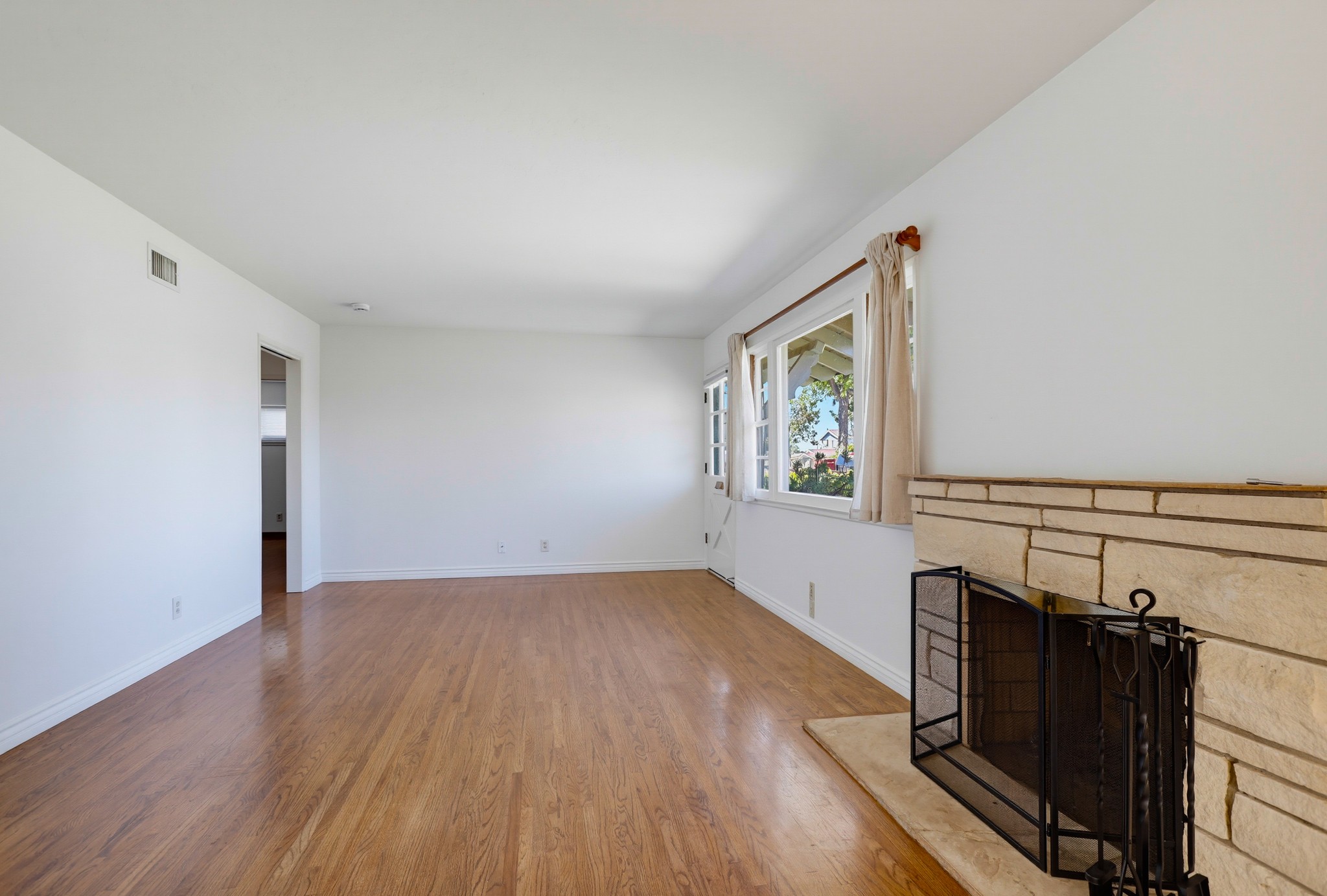 Virtual tour photo 10 of 73 for 1924 W Willow Ave