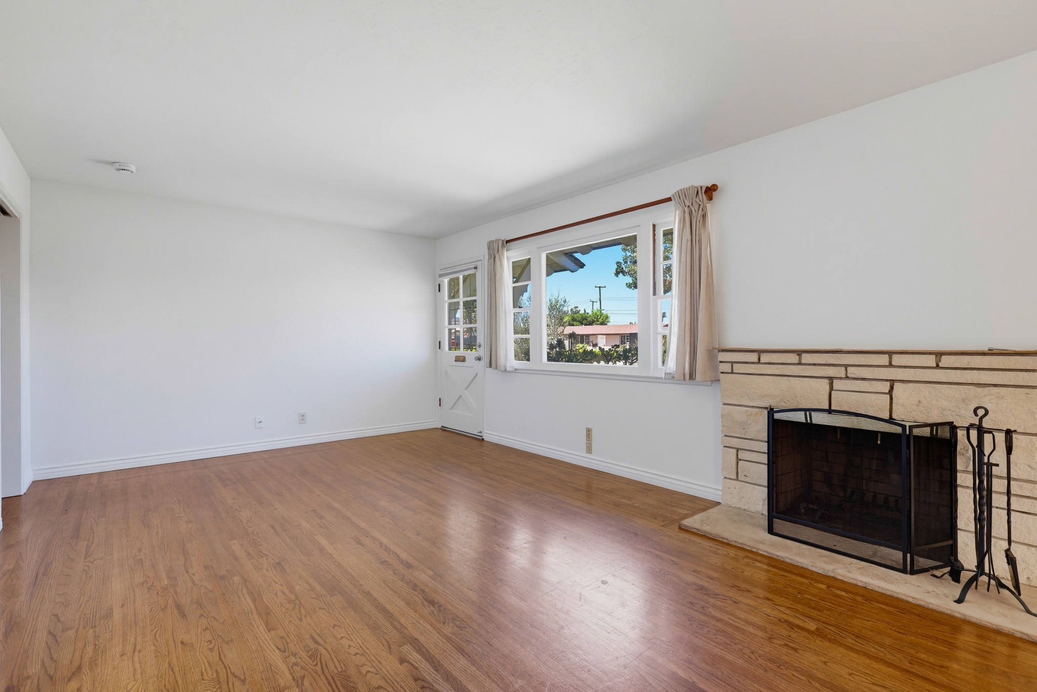 Virtual tour photo 11 of 73 for 1924 W Willow Ave