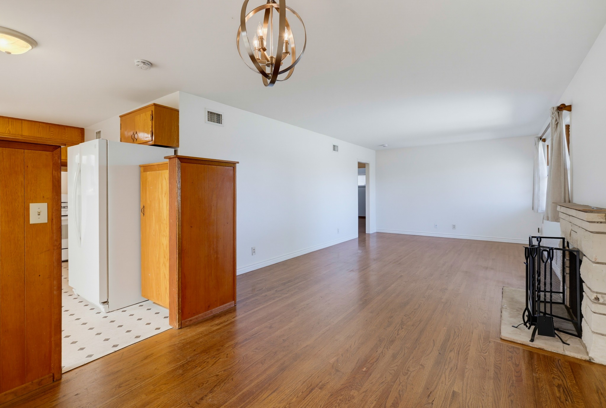 Virtual tour photo 14 of 73 for 1924 W Willow Ave