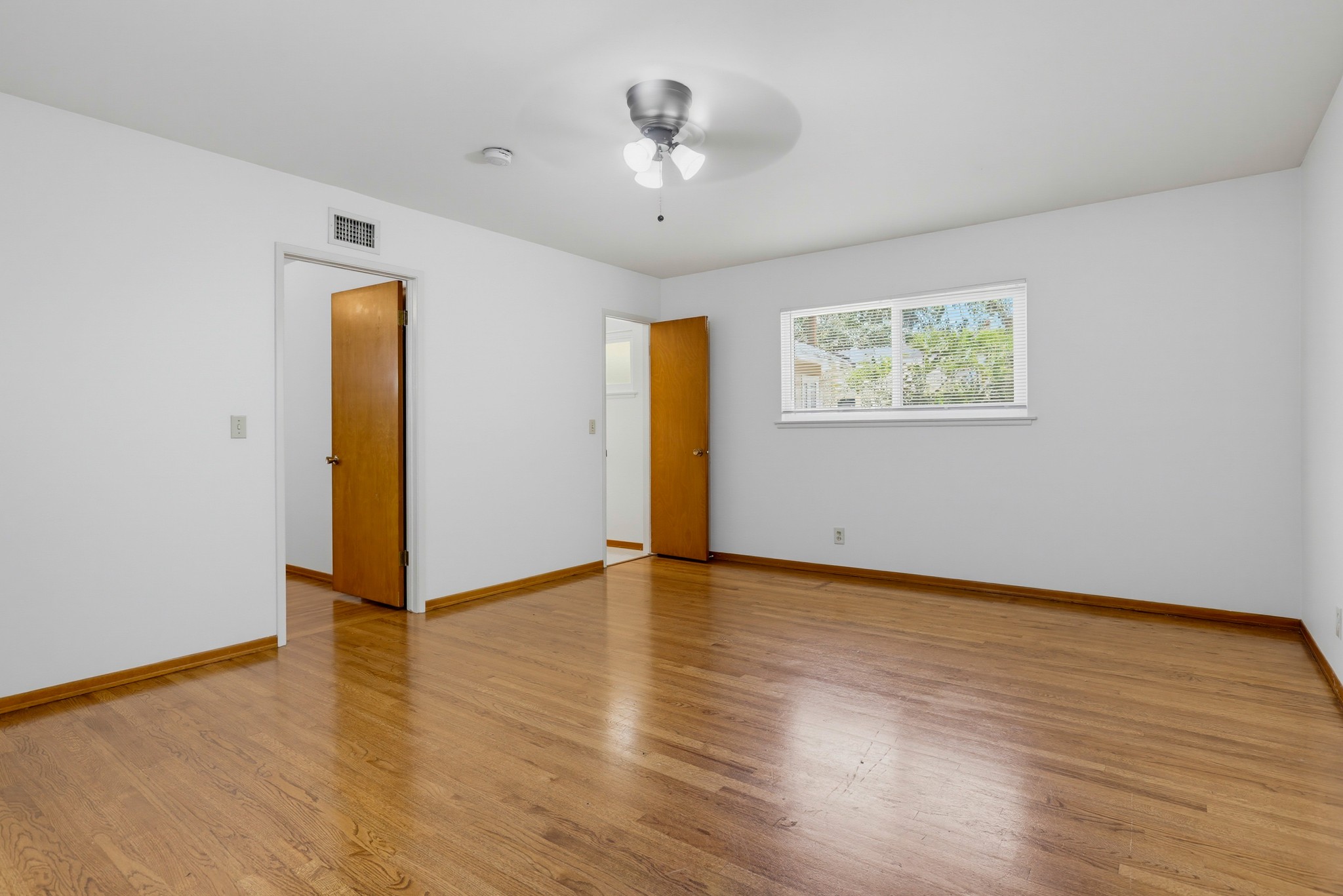 Virtual tour photo 30 of 73 for 1924 W Willow Ave