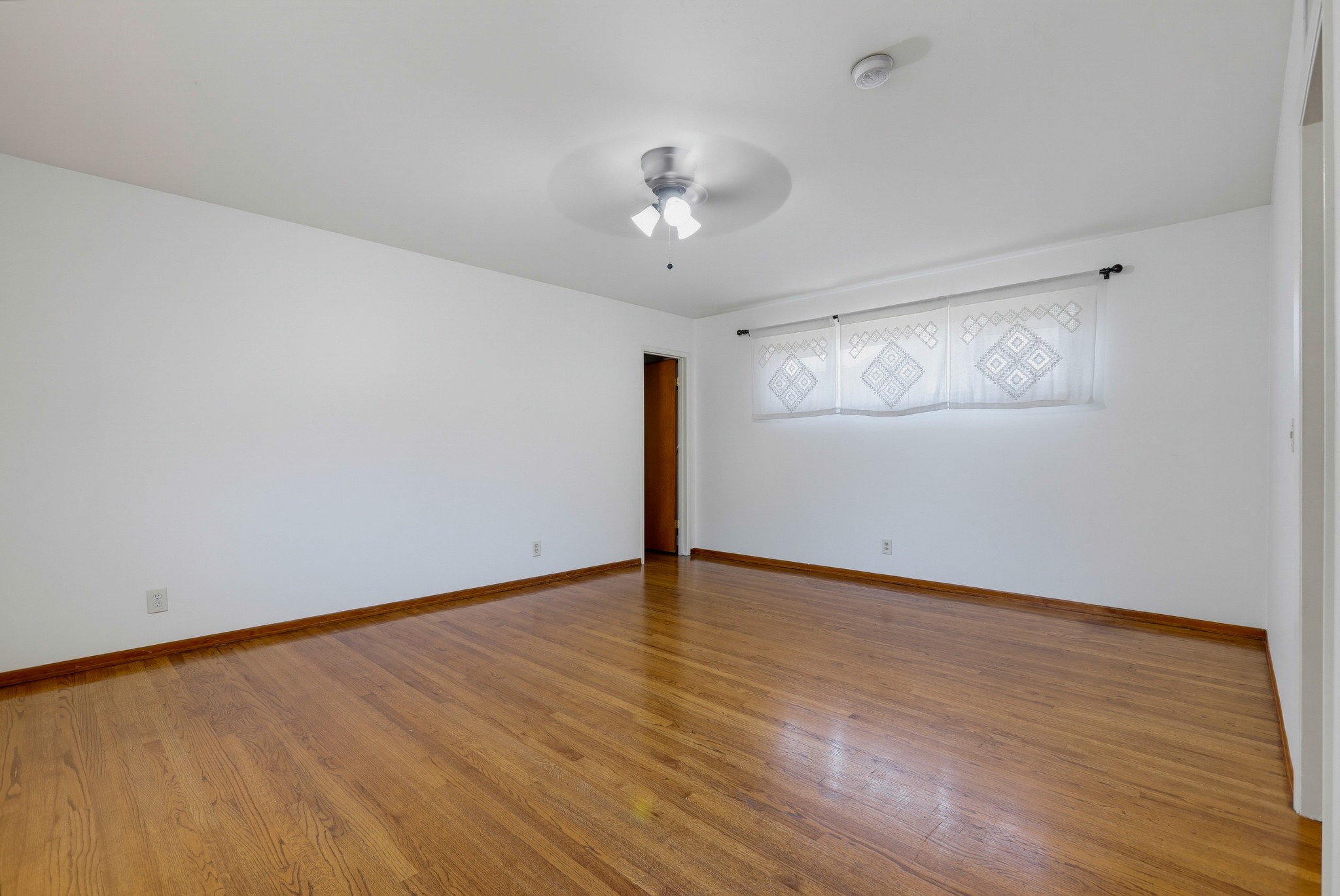 Virtual tour photo 32 of 73 for 1924 W Willow Ave