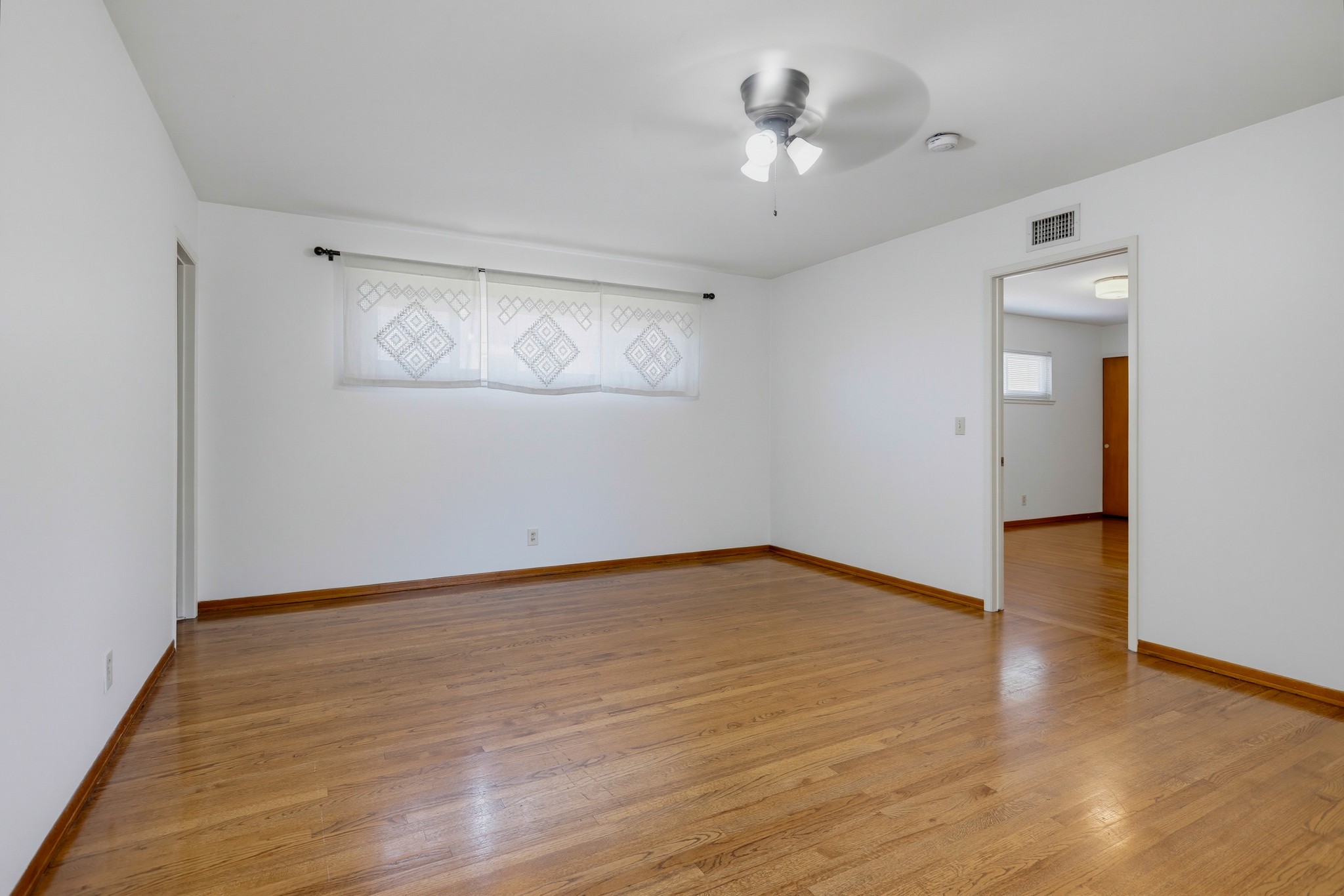 Virtual tour photo 33 of 73 for 1924 W Willow Ave
