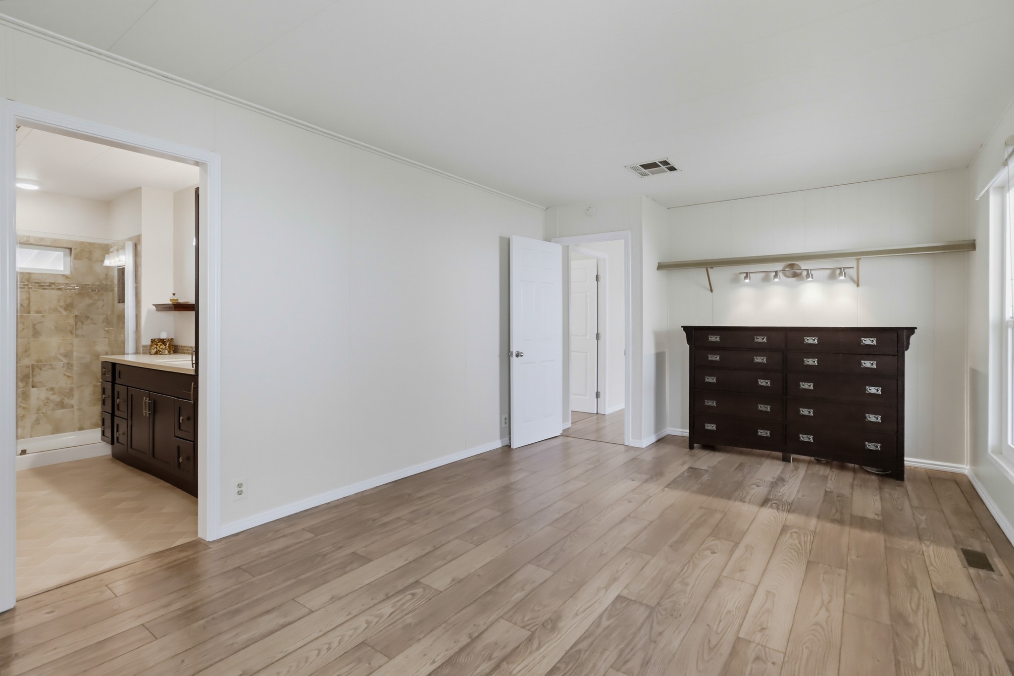 Virtual tour photo 29 of 47 for 1930 W San Marcos Blvd Spc 105